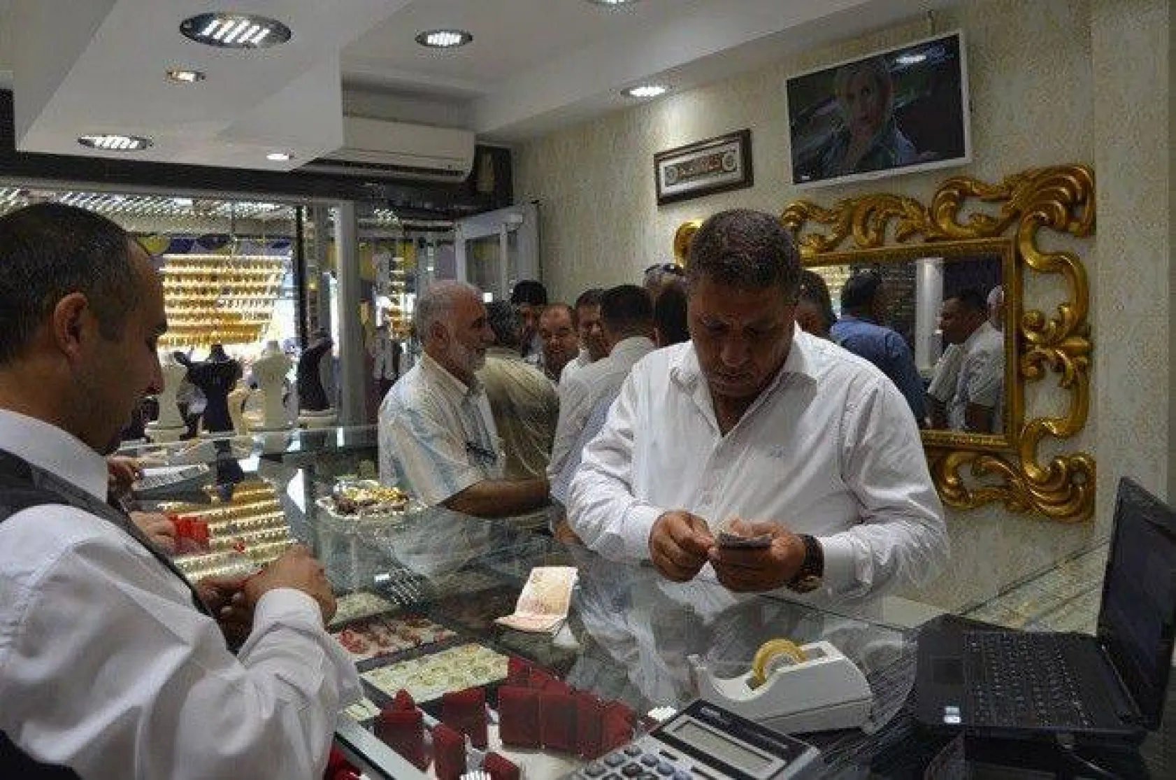 Altın almak için sıraya girdiler