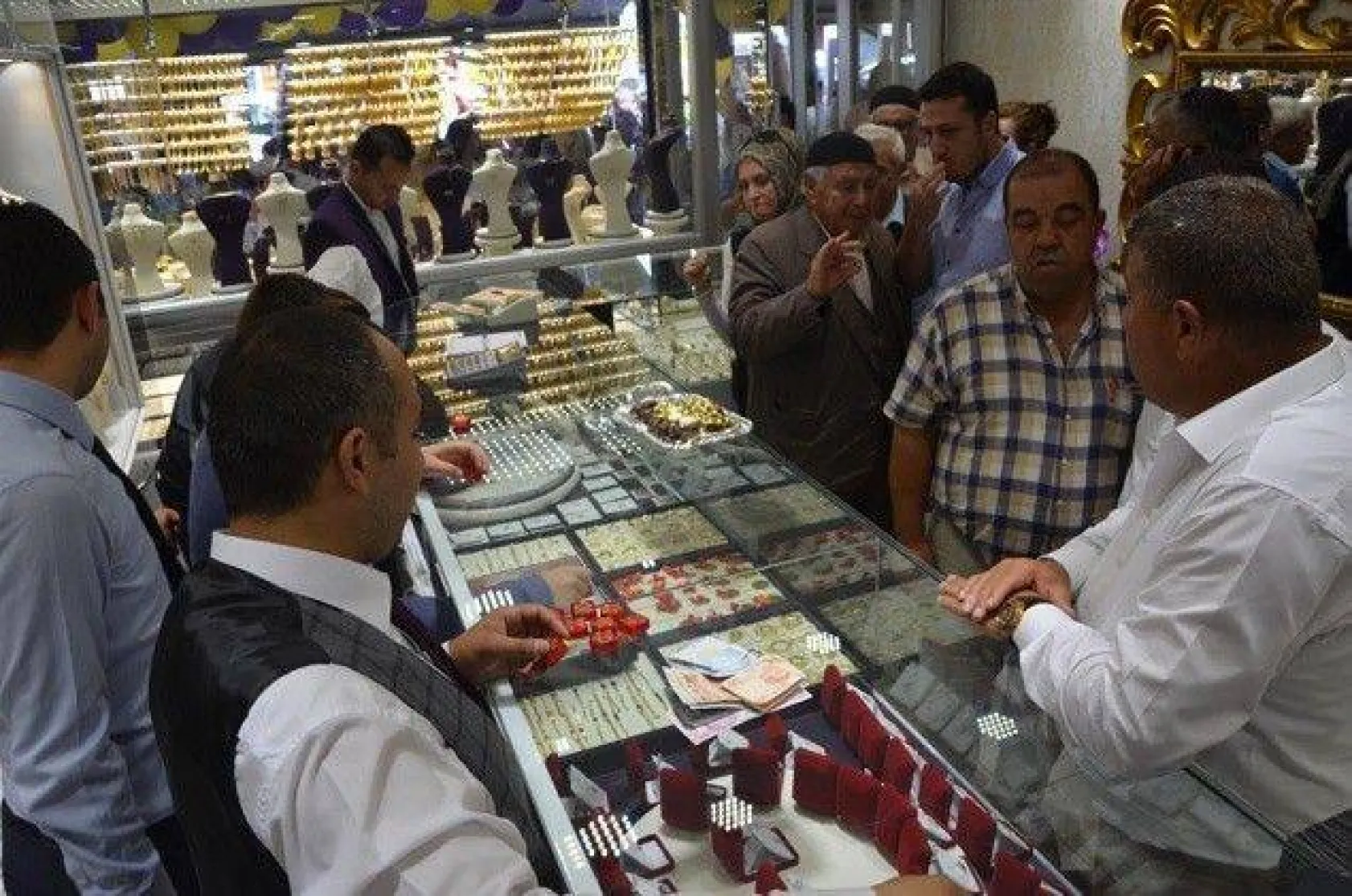 Altın almak için sıraya girdiler