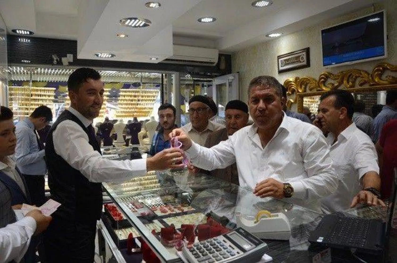 Altın almak için sıraya girdiler