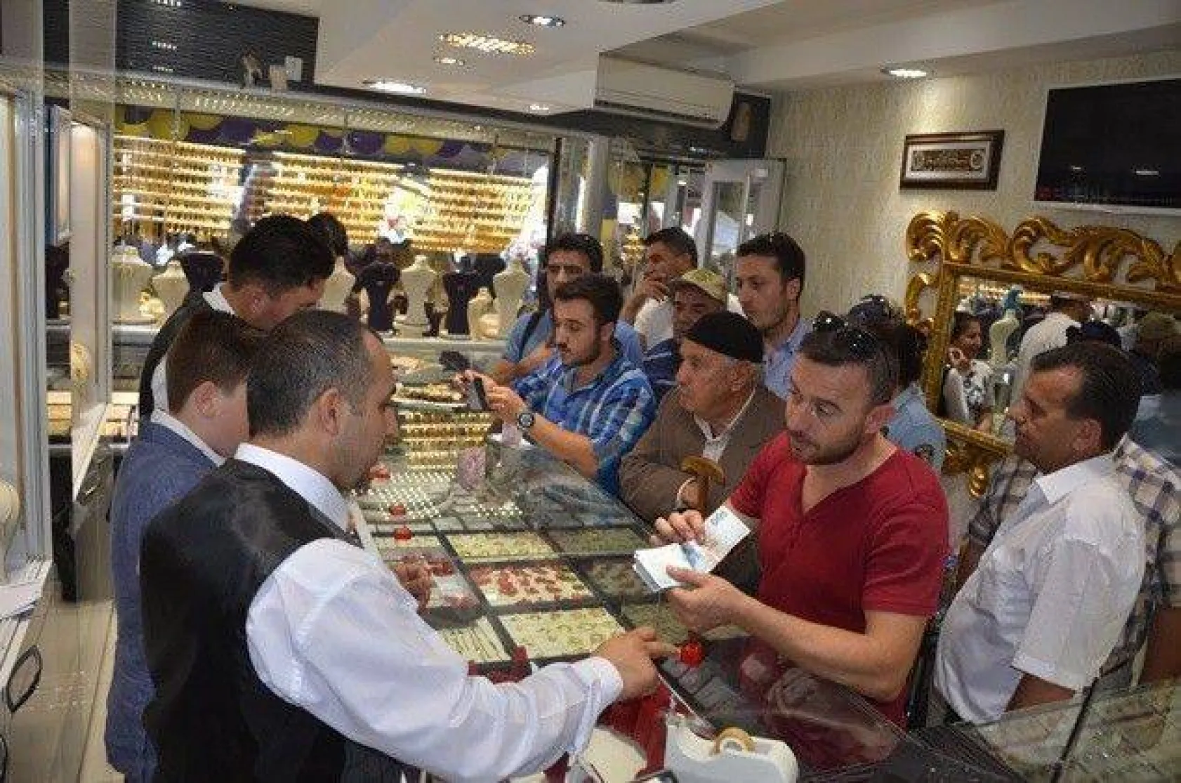 Altın almak için sıraya girdiler