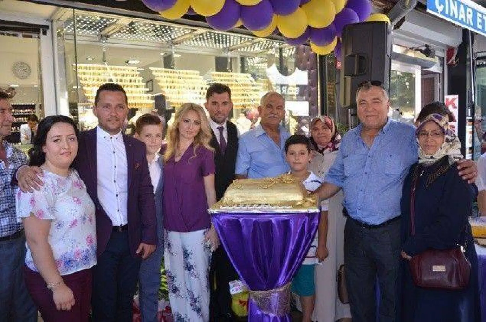 Altın almak için sıraya girdiler