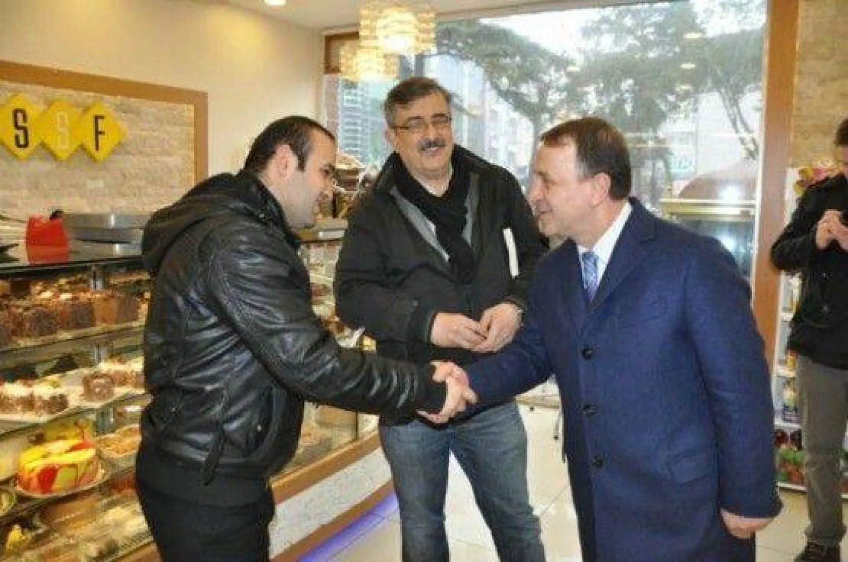 Işıklar hemşerileriyle el ele, kol kola