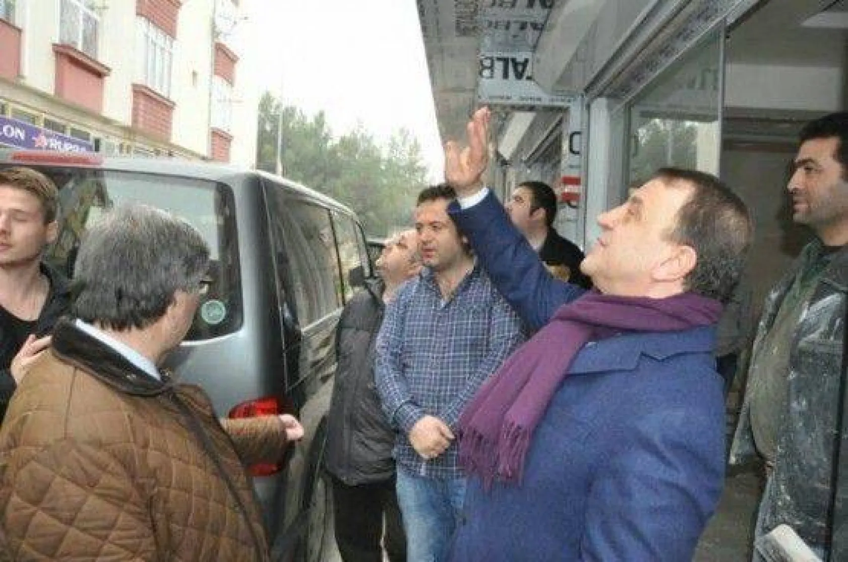 Işıklar hemşerileriyle el ele, kol kola