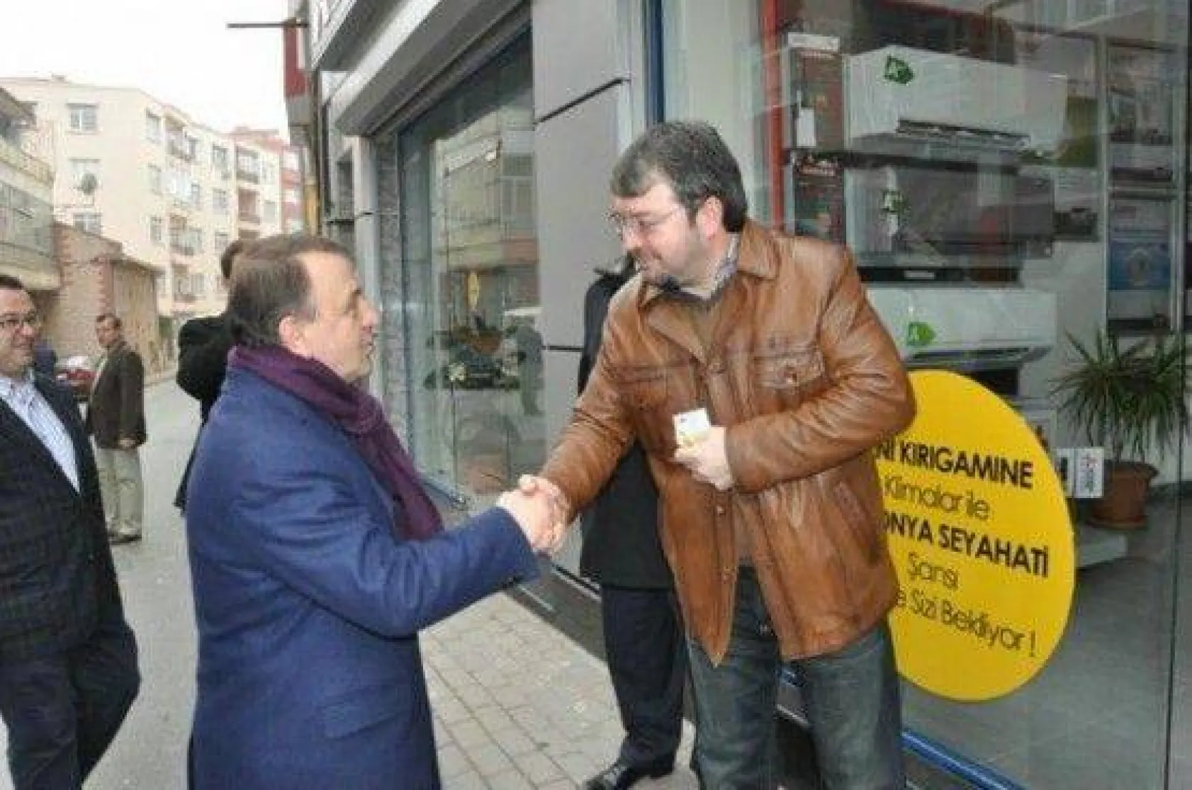 Işıklar hemşerileriyle el ele, kol kola