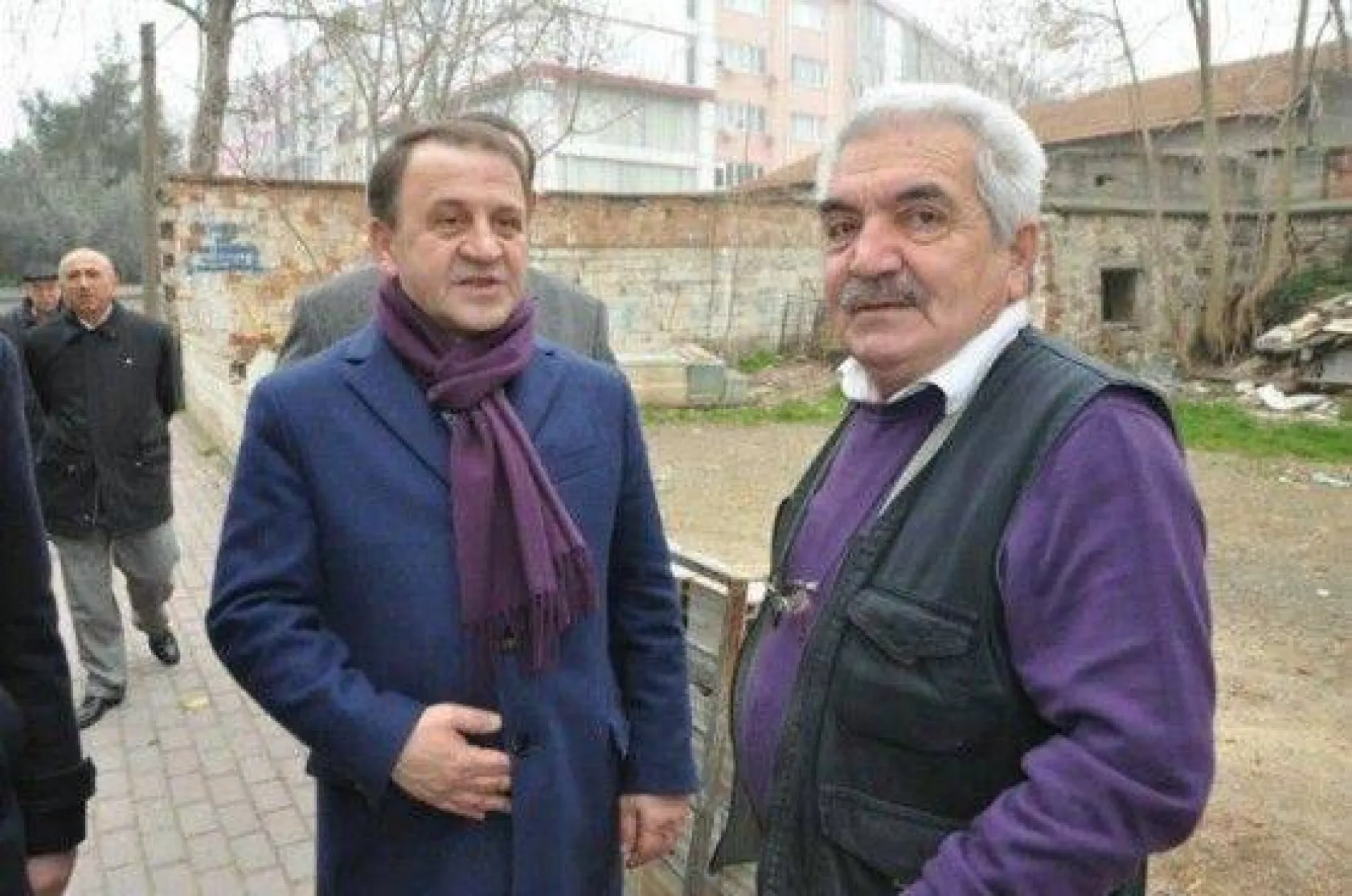 Işıklar hemşerileriyle el ele, kol kola