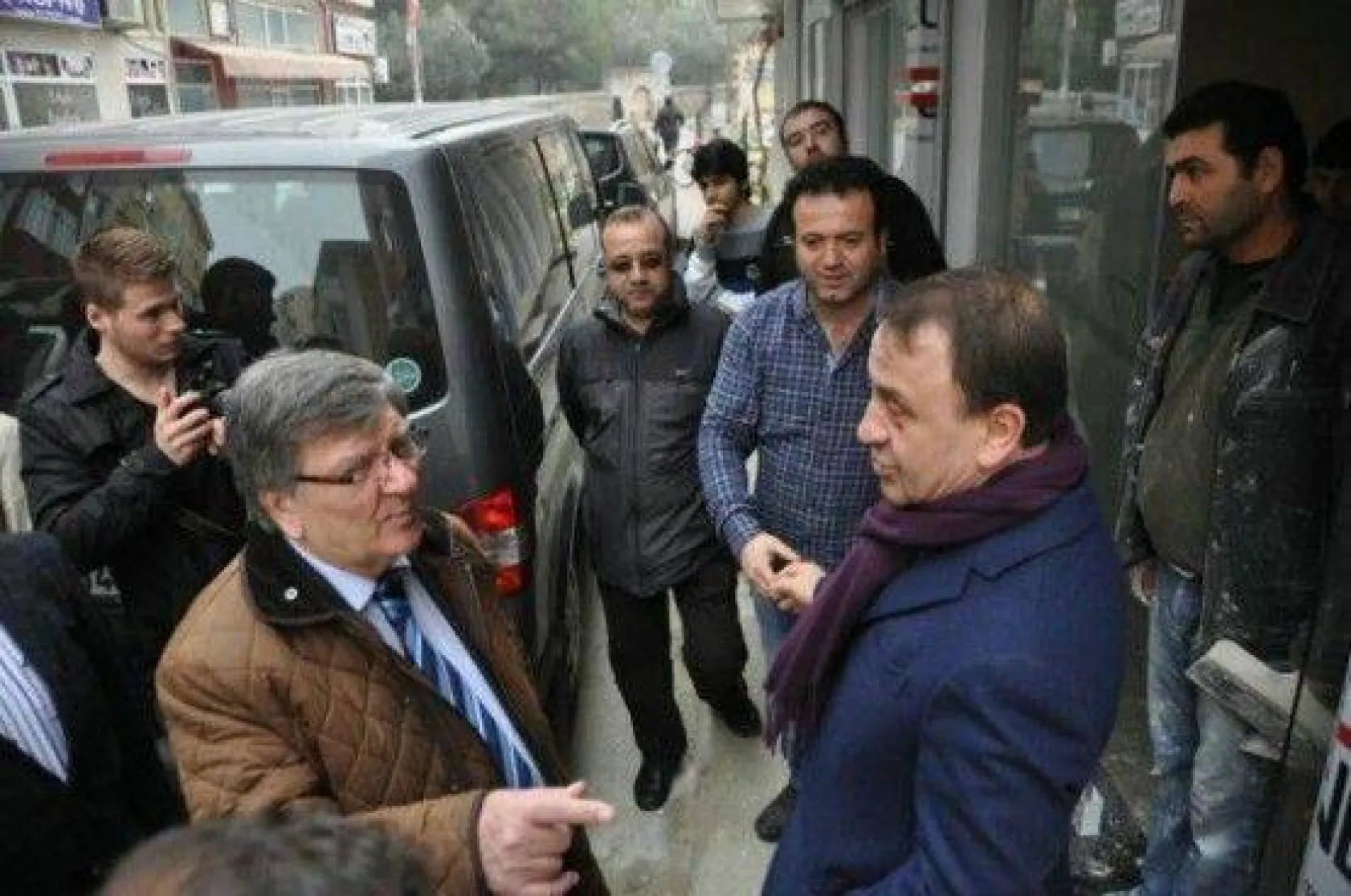 Işıklar hemşerileriyle el ele, kol kola