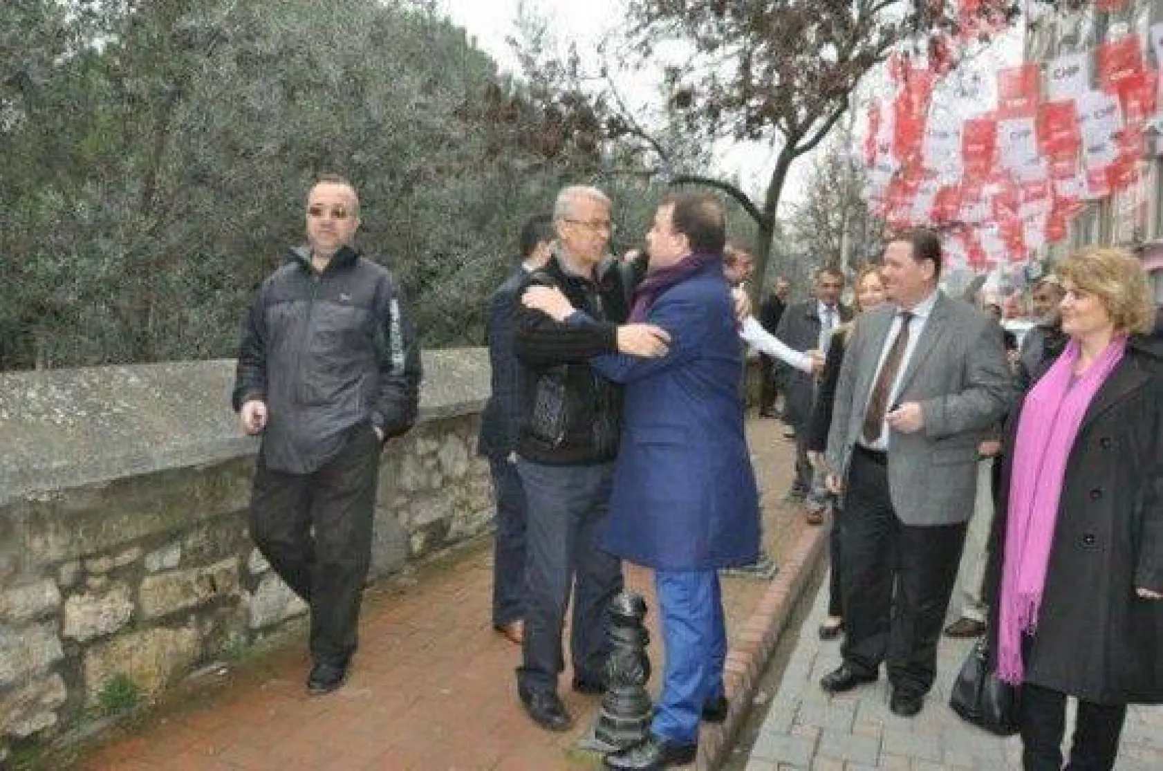 Işıklar hemşerileriyle el ele, kol kola