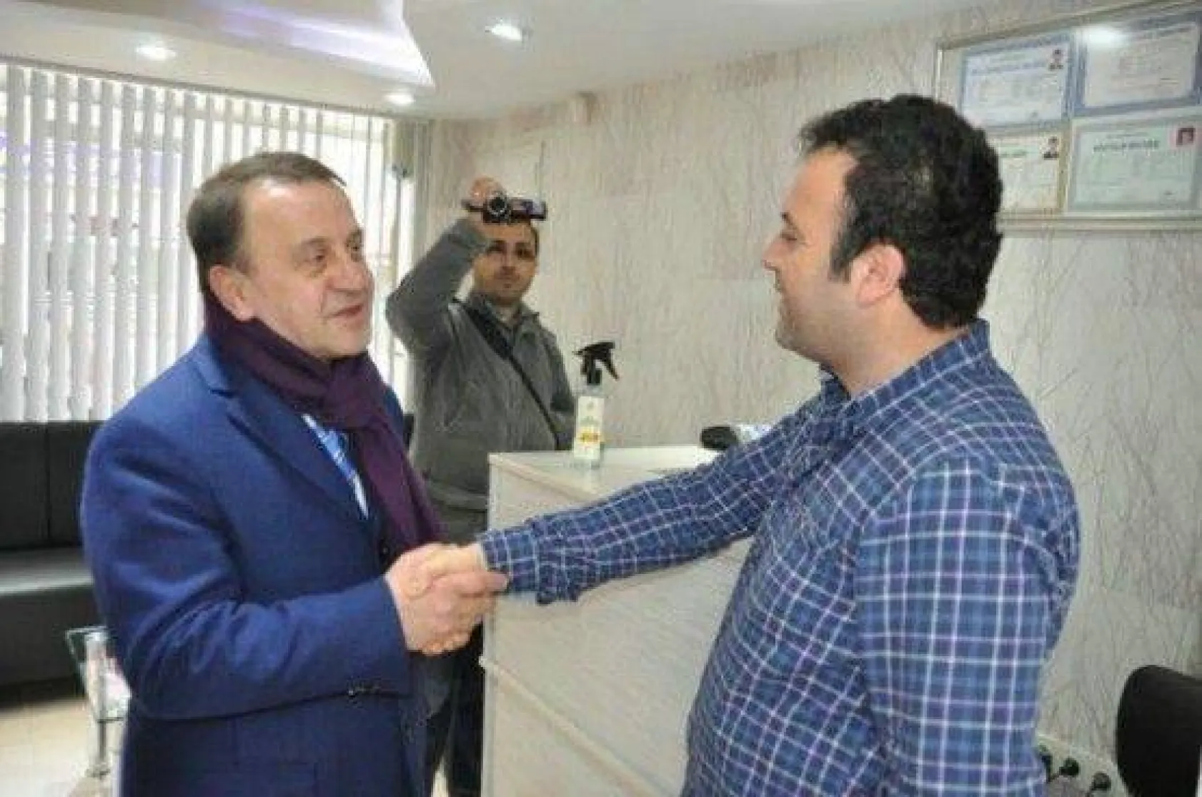 Işıklar hemşerileriyle el ele, kol kola