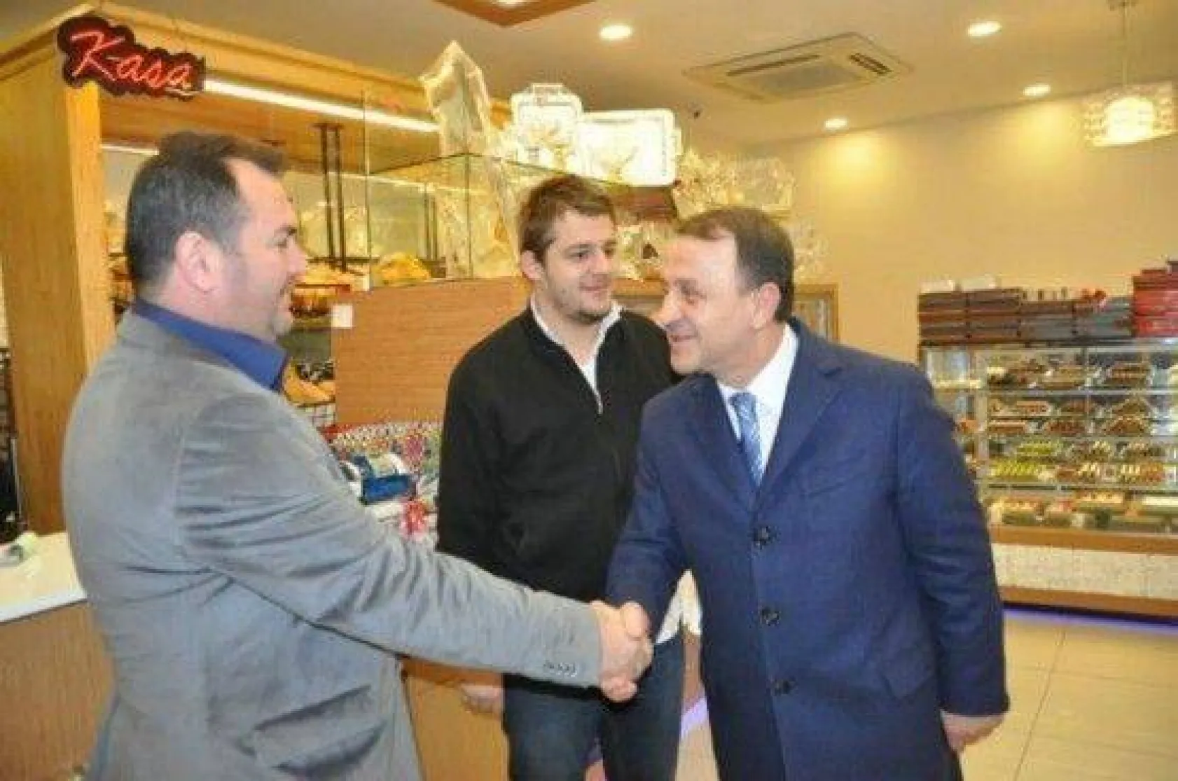 Işıklar hemşerileriyle el ele, kol kola