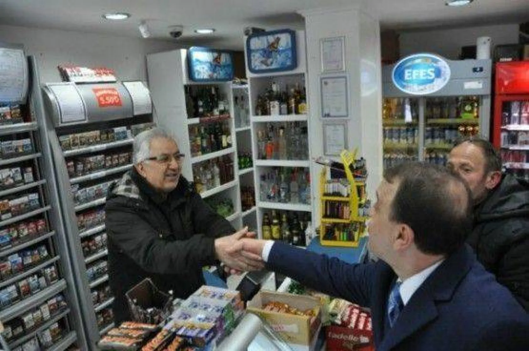 Işıklar hemşerileriyle el ele, kol kola