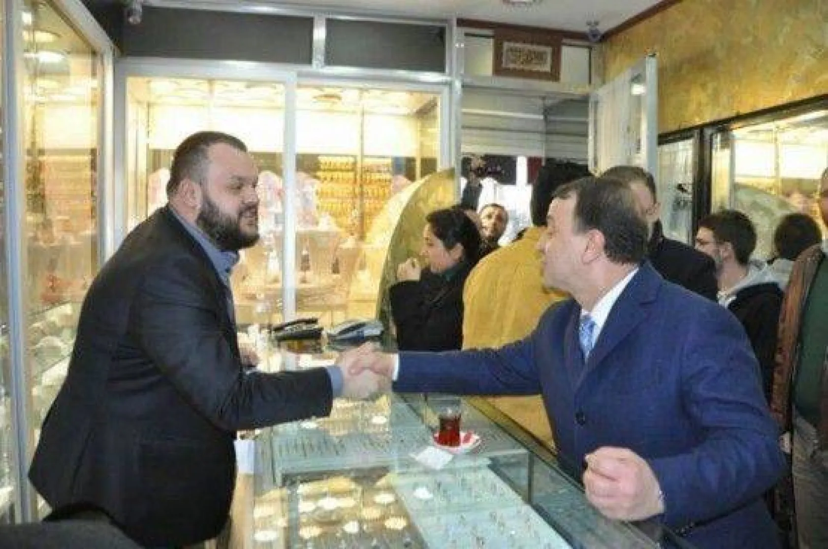 Işıklar hemşerileriyle el ele, kol kola