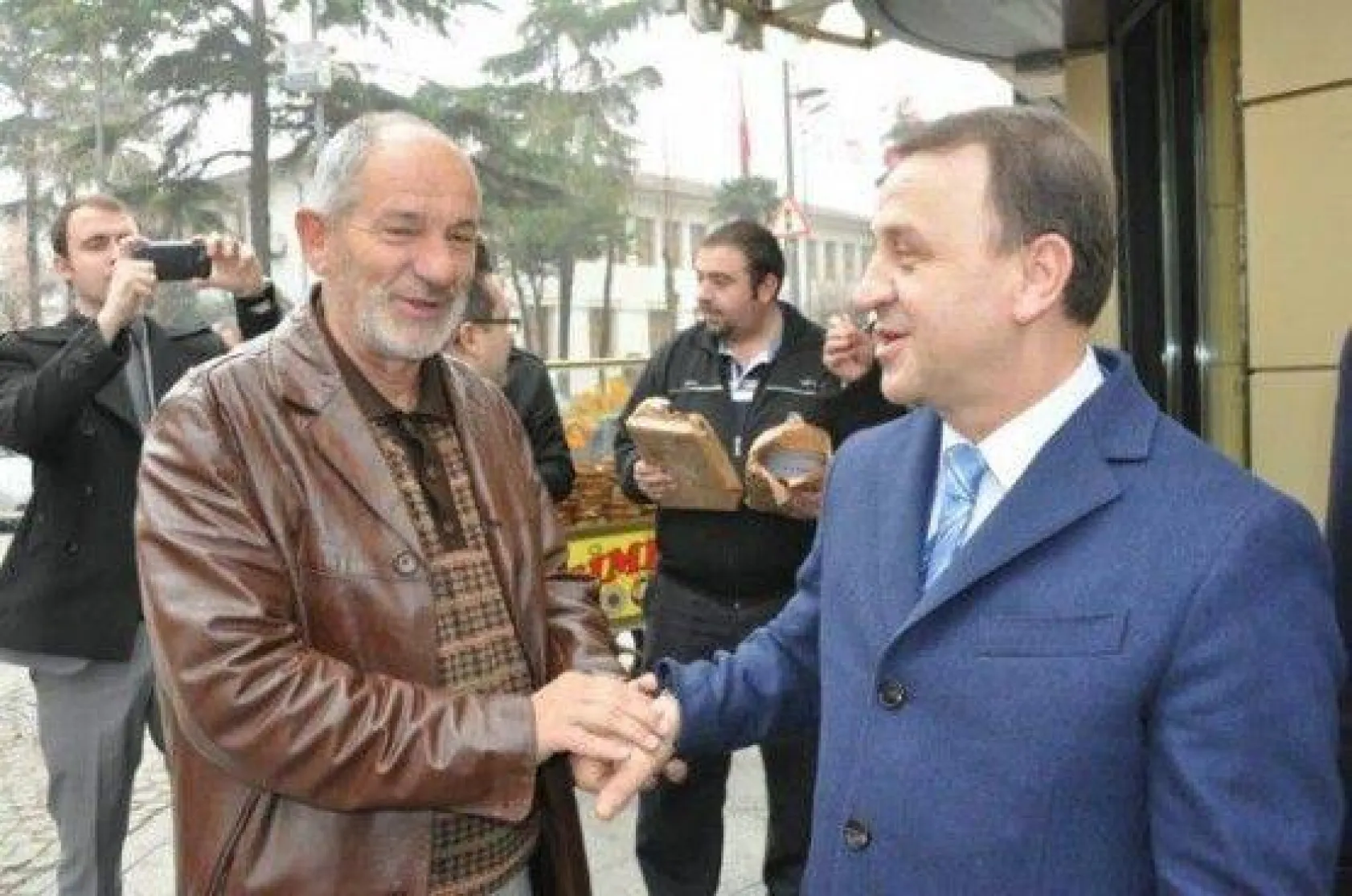 Işıklar hemşerileriyle el ele, kol kola