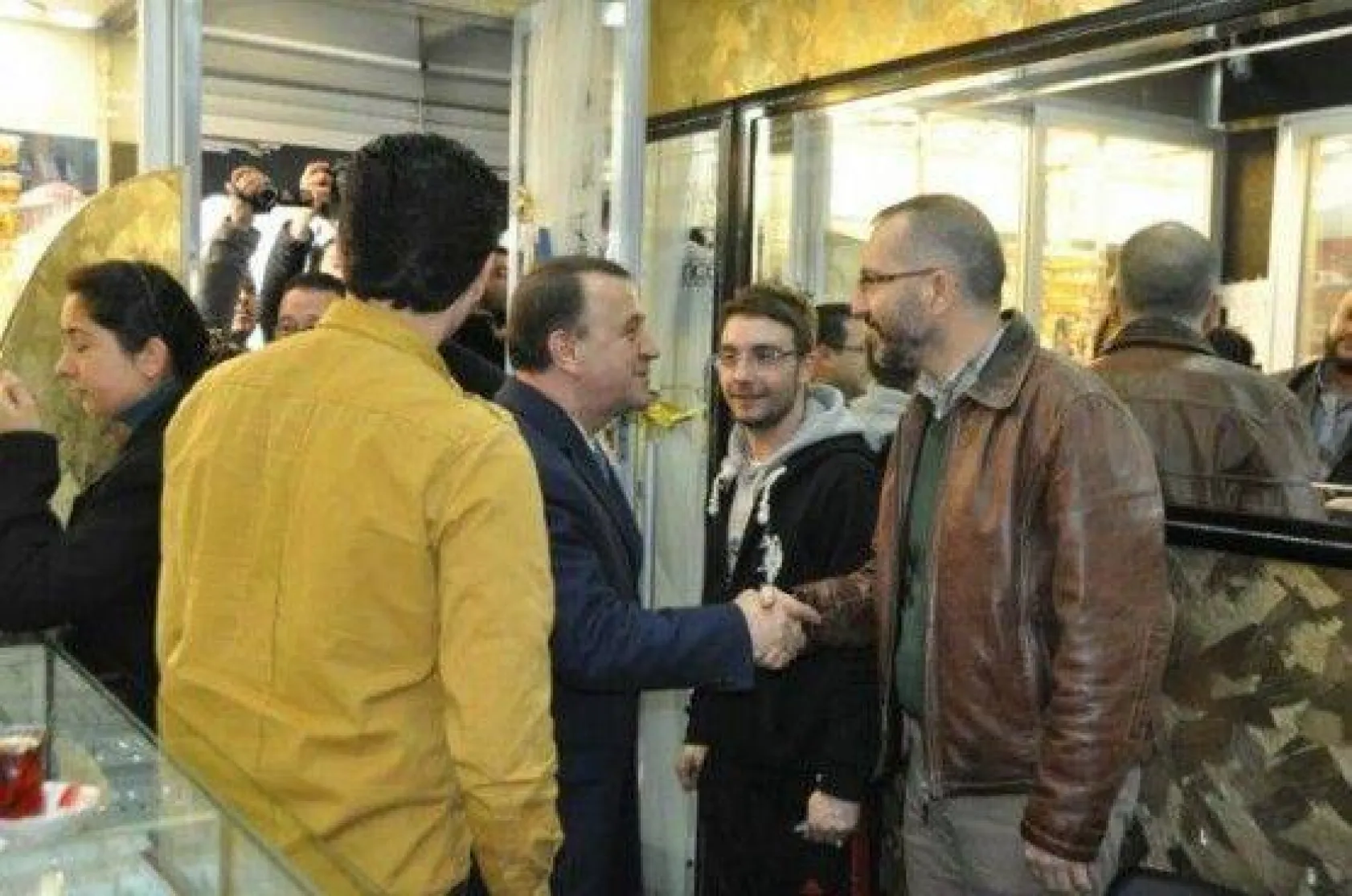 Işıklar hemşerileriyle el ele, kol kola