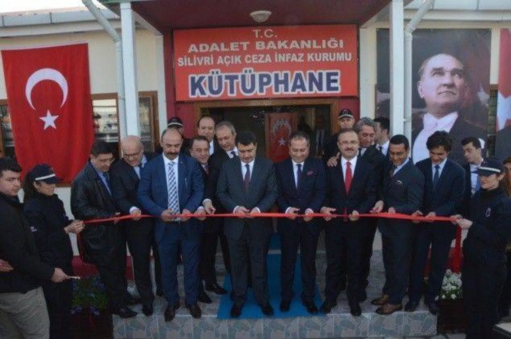 Cezaevinde Futbol Sahası ve Kütüphane Açıldı