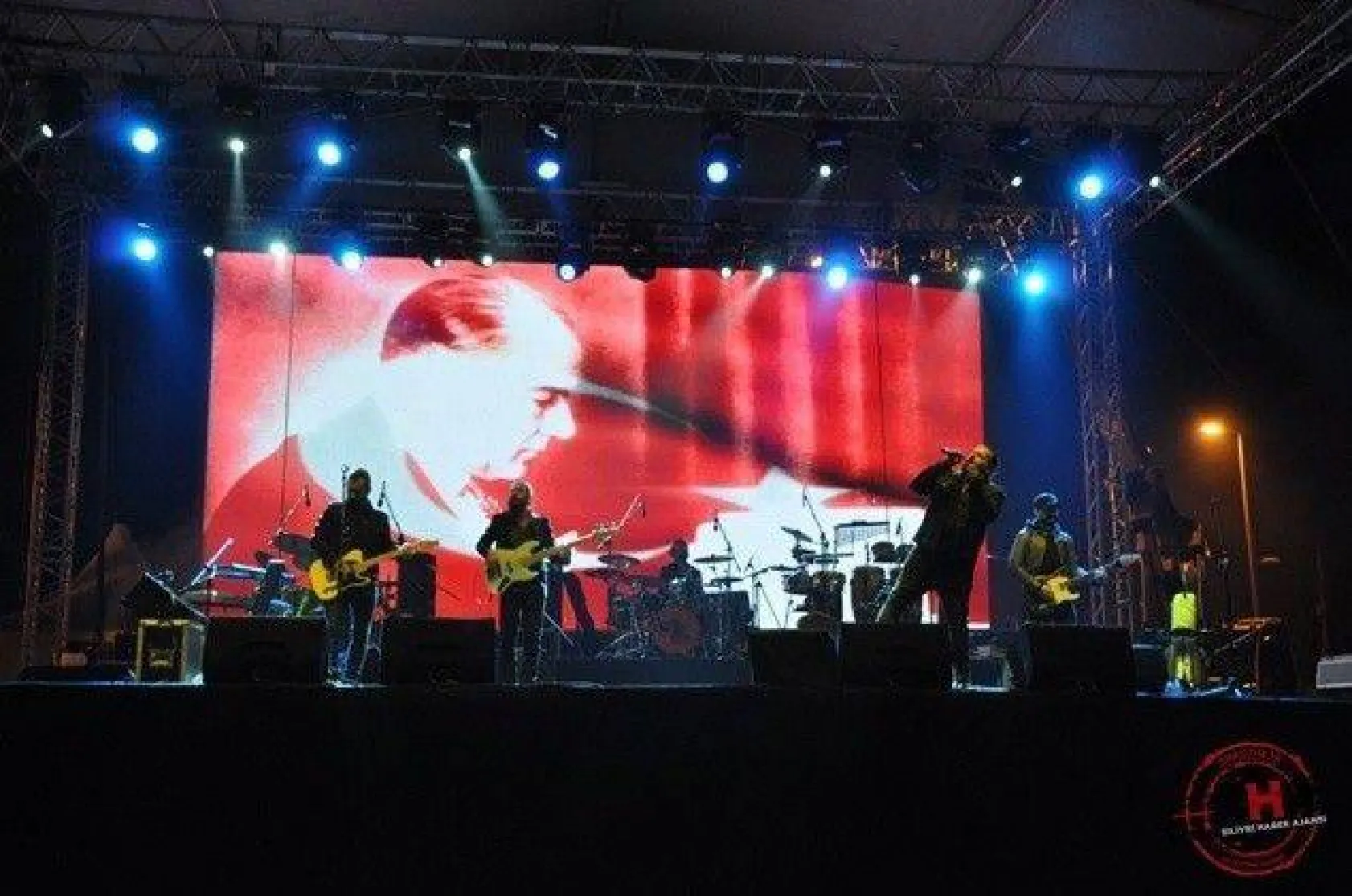 Silivri'de Binler Bayraklarla Meydanlardaydı