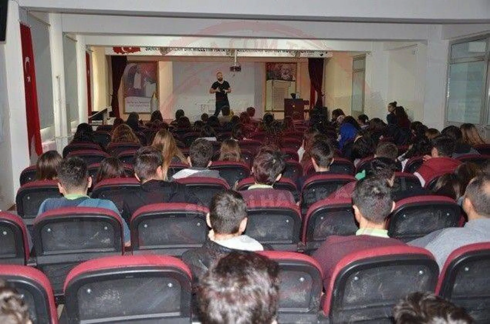 Solmaz, öğrencilere tiyatroyu anlattı