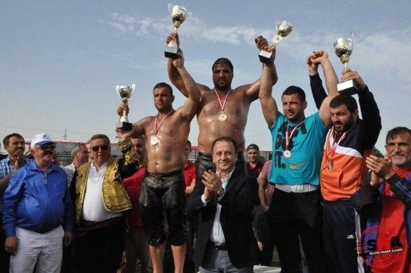 Pehlivanlar Silivri er meydanında güreşti