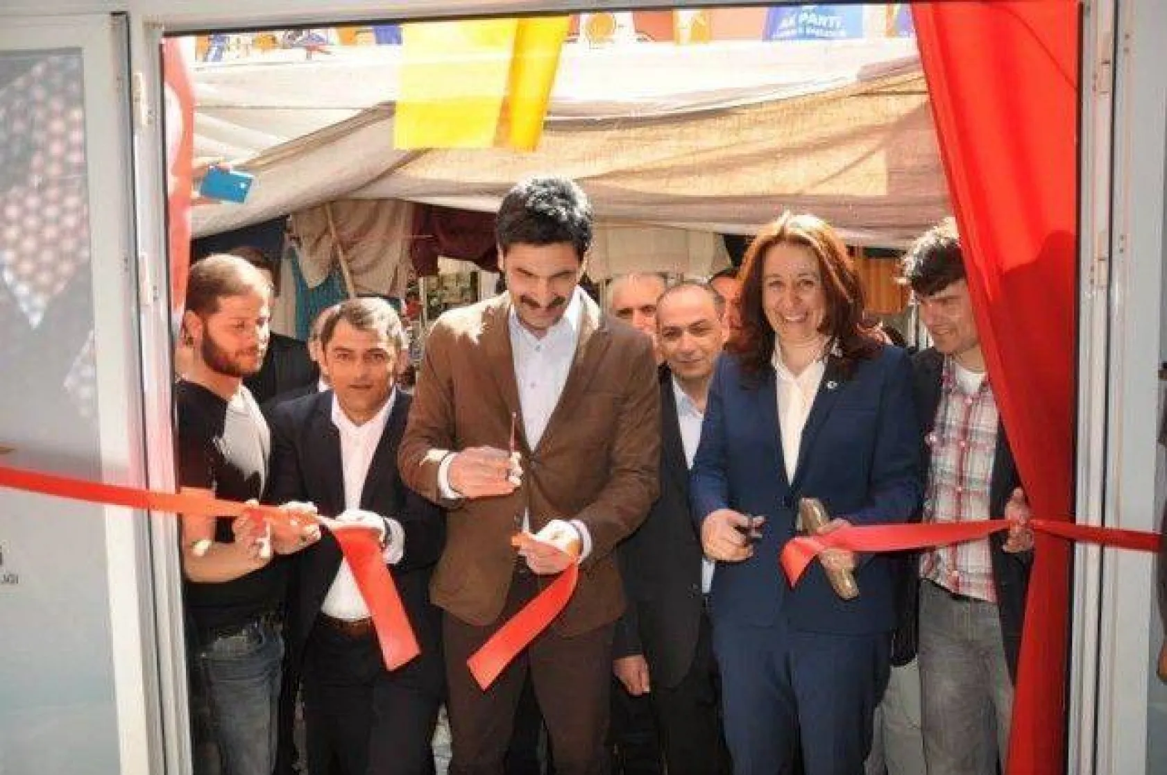 Işılak, seçim irtibat bürolarını açtı