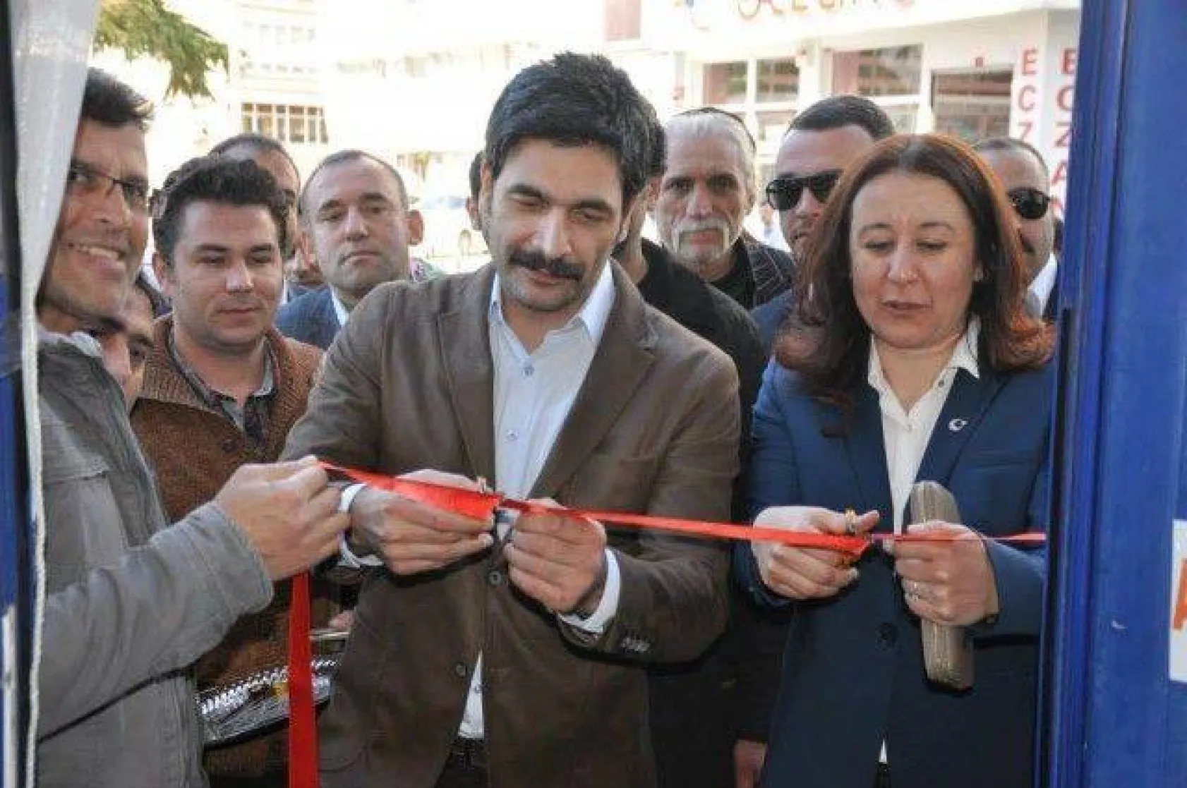 Işılak, seçim irtibat bürolarını açtı