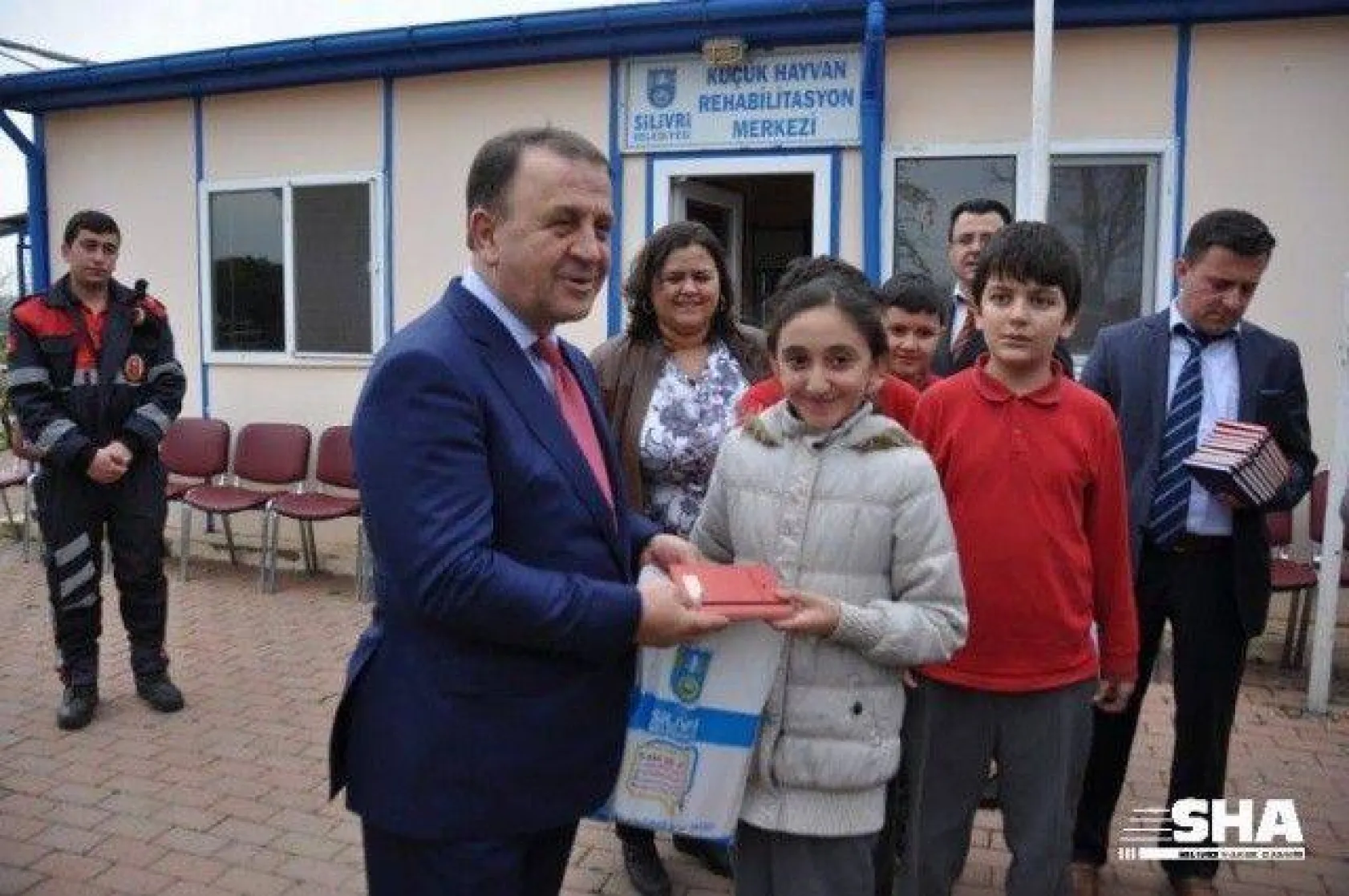 Ekmeklerini Barınaktaki Hayvanlarla Paylaştılar