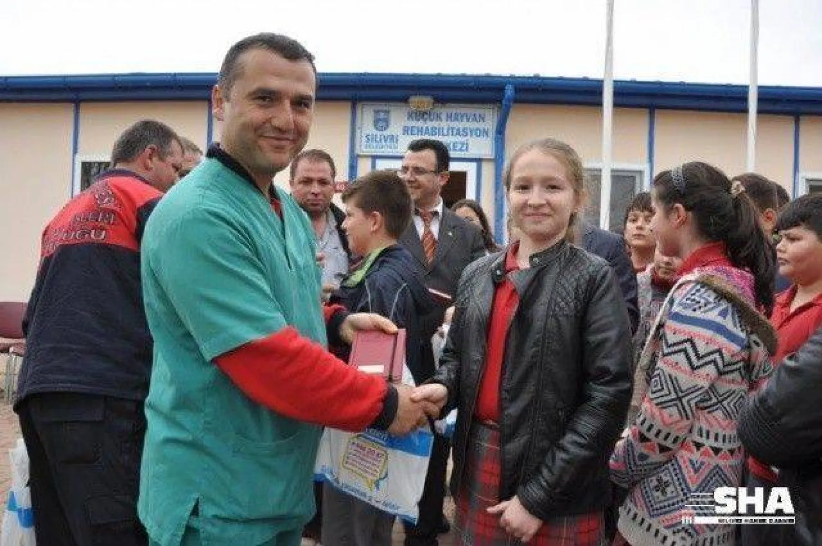 Ekmeklerini Barınaktaki Hayvanlarla Paylaştılar