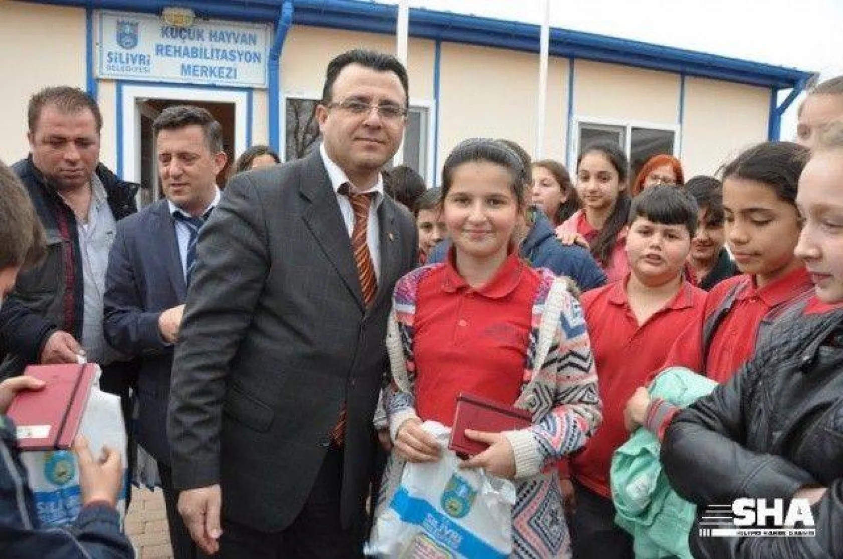 Ekmeklerini Barınaktaki Hayvanlarla Paylaştılar