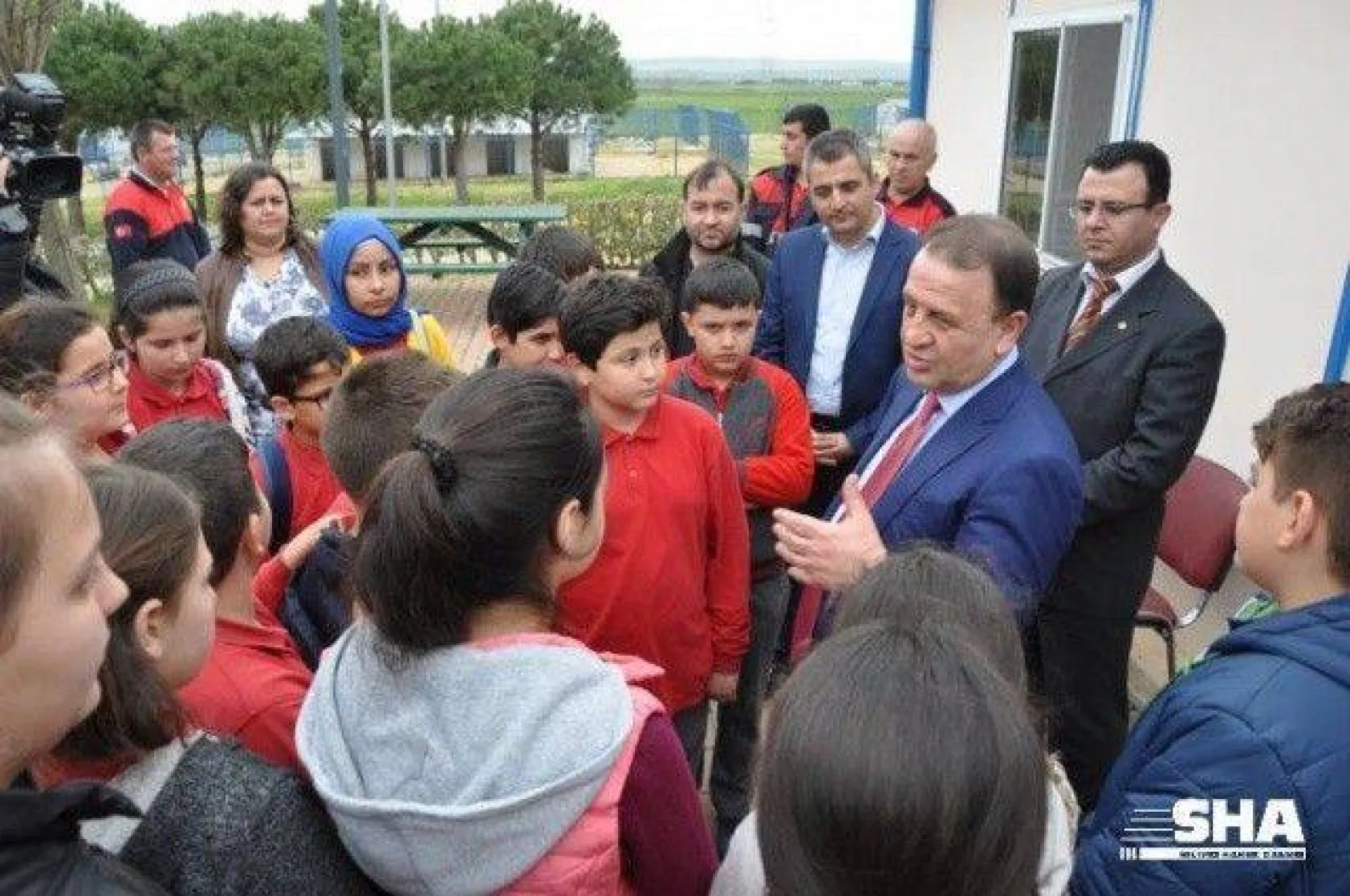 Ekmeklerini Barınaktaki Hayvanlarla Paylaştılar