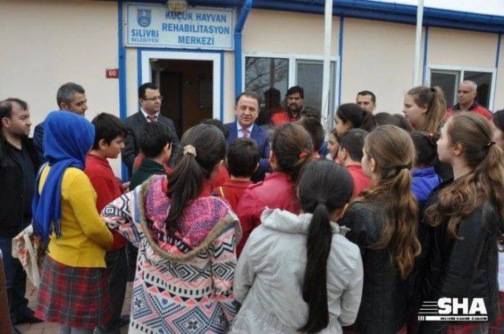 Ekmeklerini Barınaktaki Hayvanlarla Paylaştılar