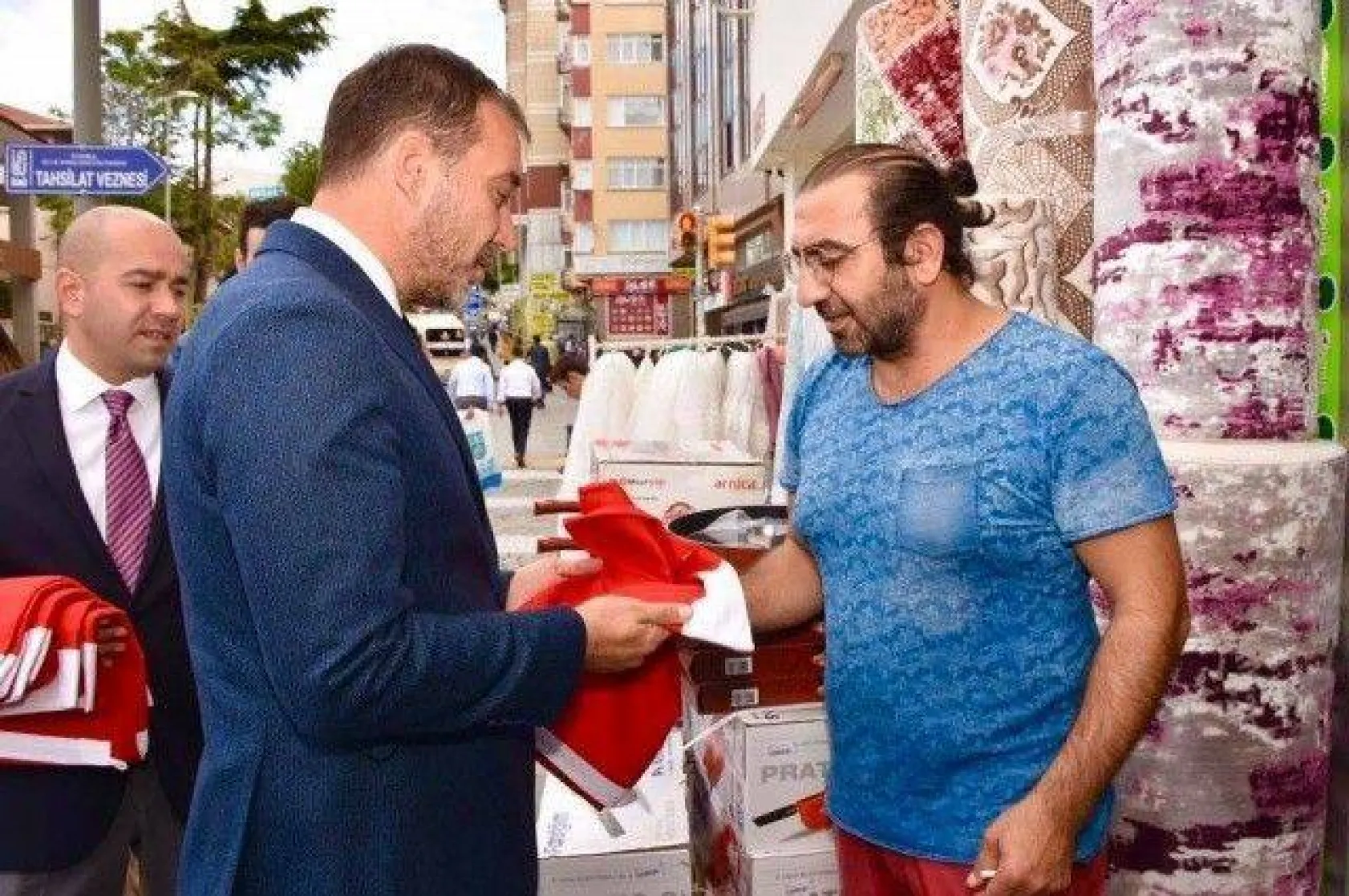 Barış Pınarı Operasyonuna destek için Türk Bayrağı dağıtıldı