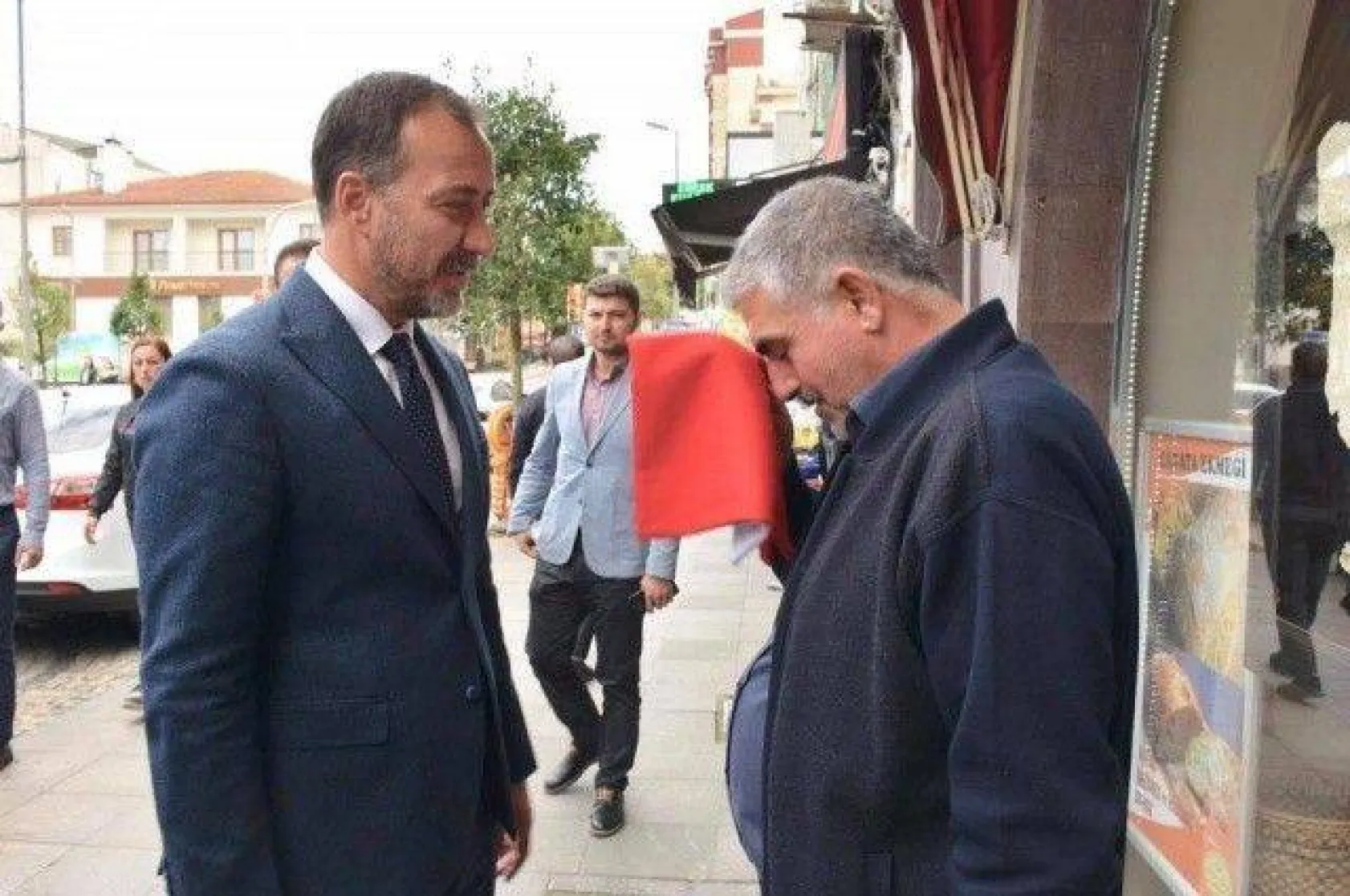 Barış Pınarı Operasyonuna destek için Türk Bayrağı dağıtıldı