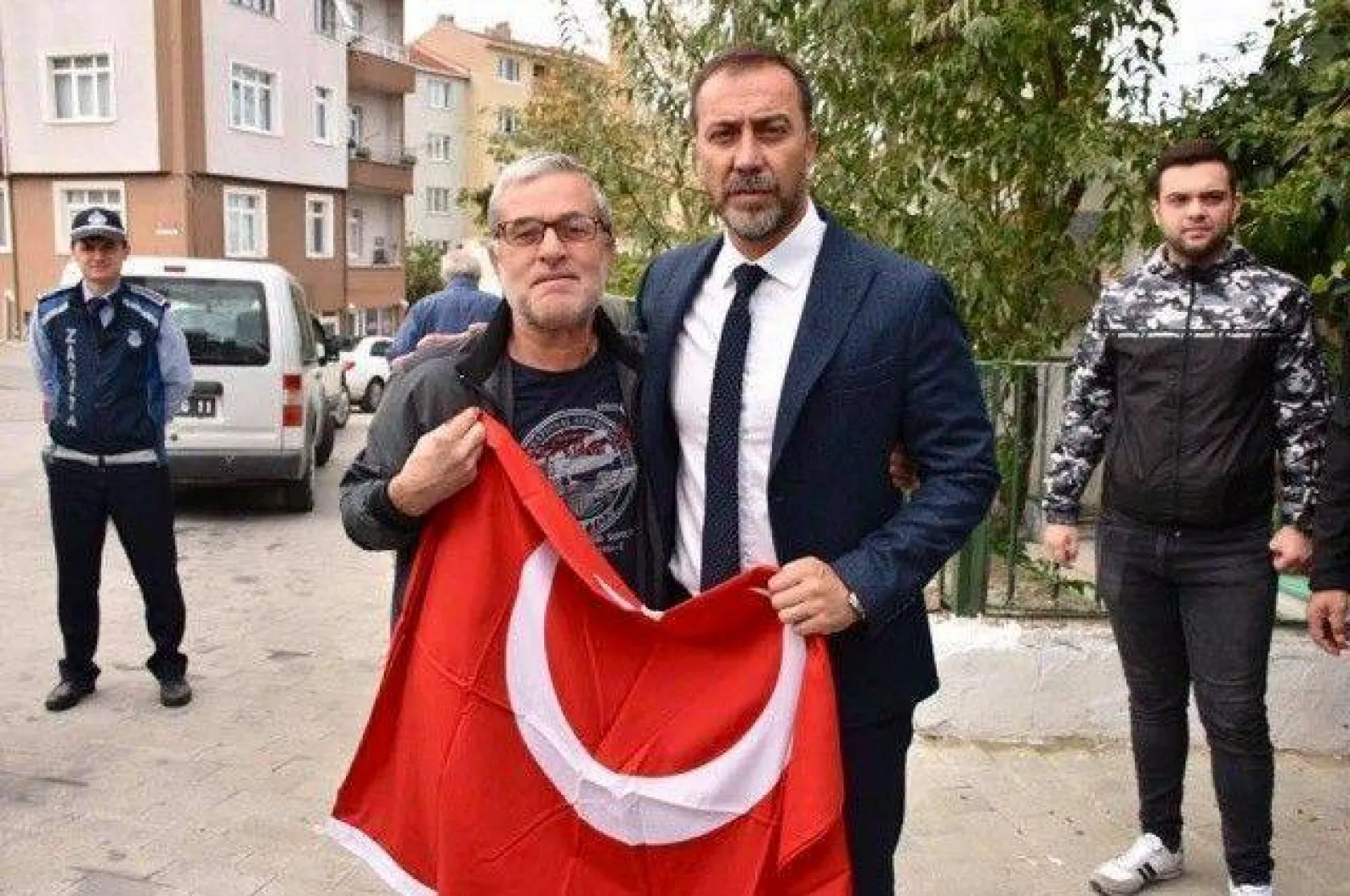 Barış Pınarı Operasyonuna destek için Türk Bayrağı dağıtıldı