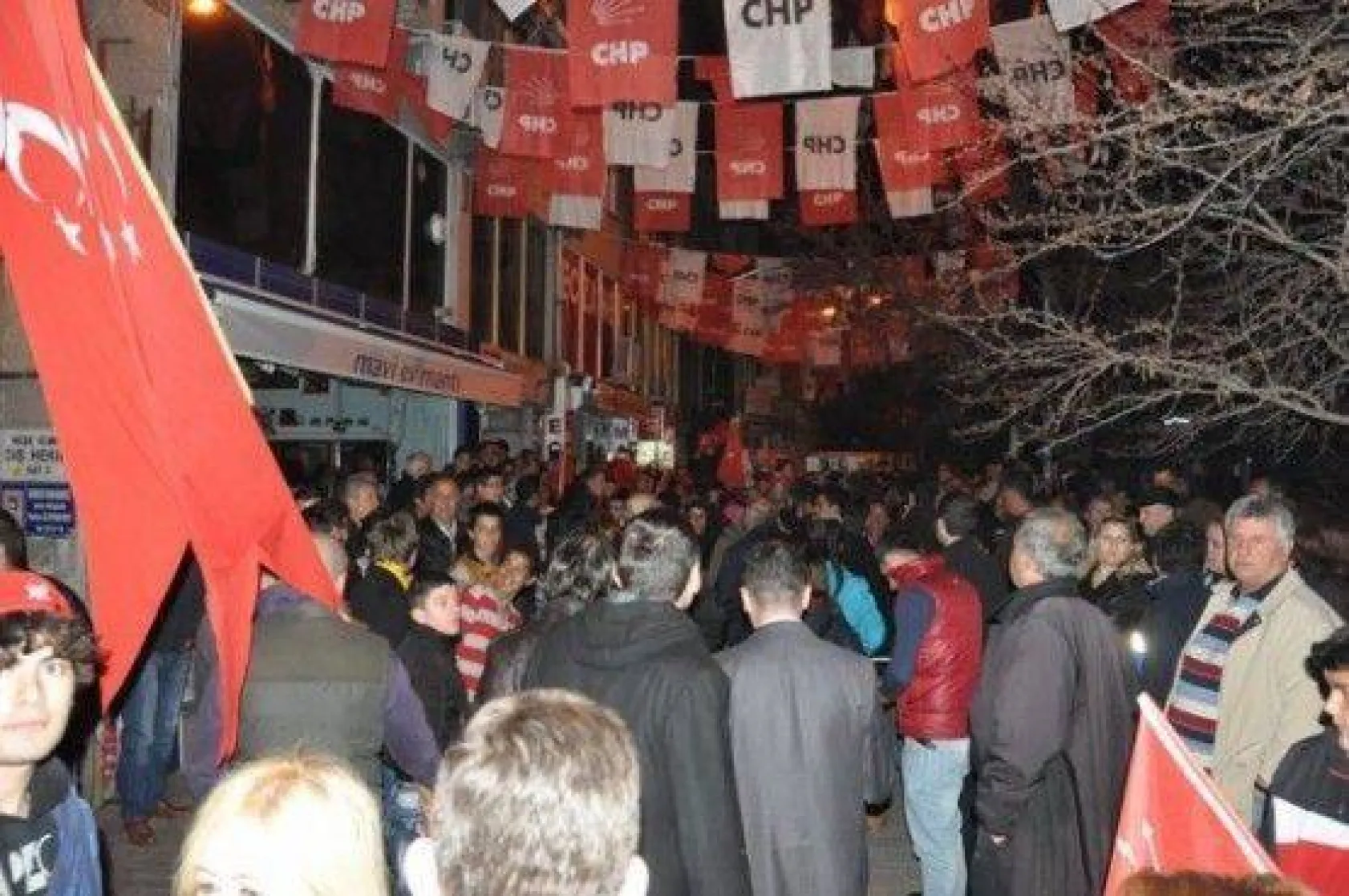 CHP zaferini kutluyor!