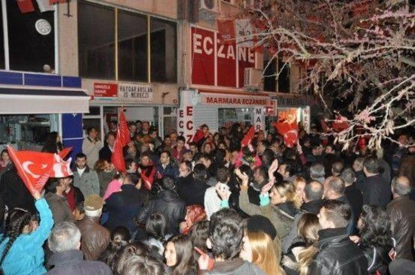 CHP zaferini kutluyor!