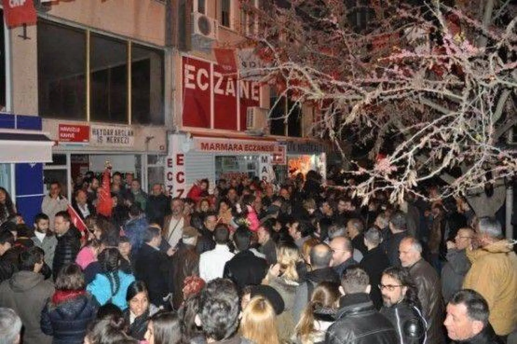 CHP zaferini kutluyor!