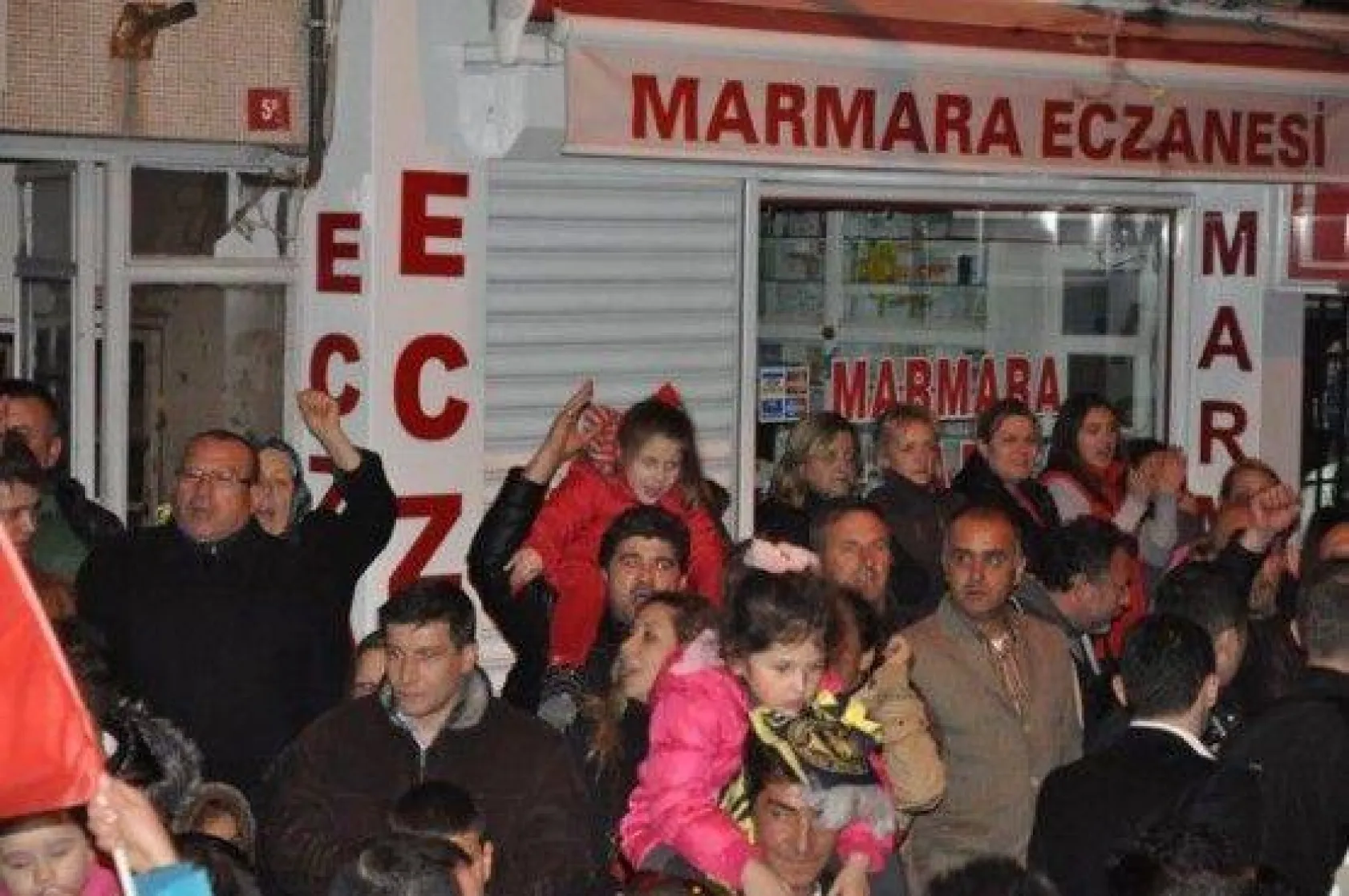 CHP zaferini kutluyor!