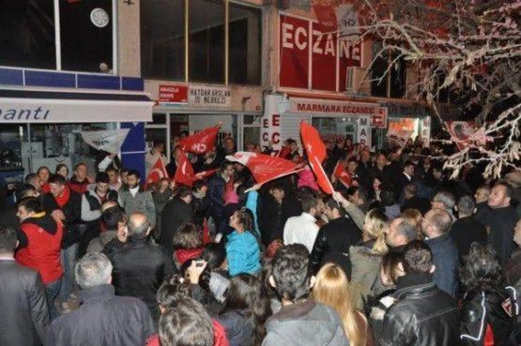 CHP zaferini kutluyor!