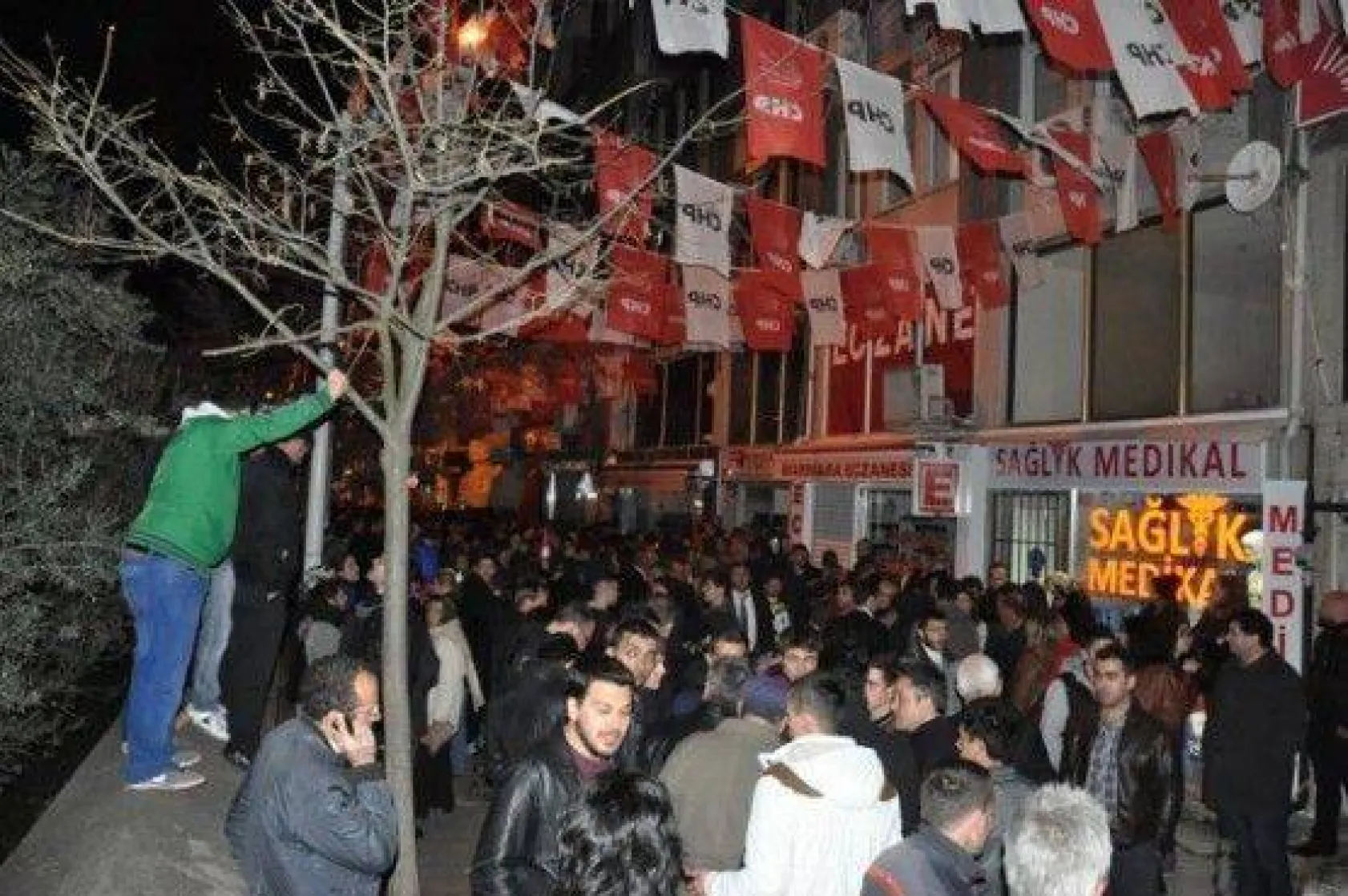 CHP zaferini kutluyor!