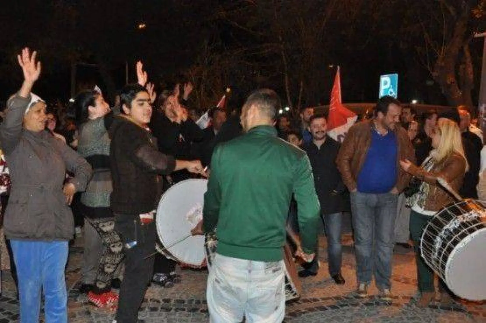 CHP zaferini kutluyor!