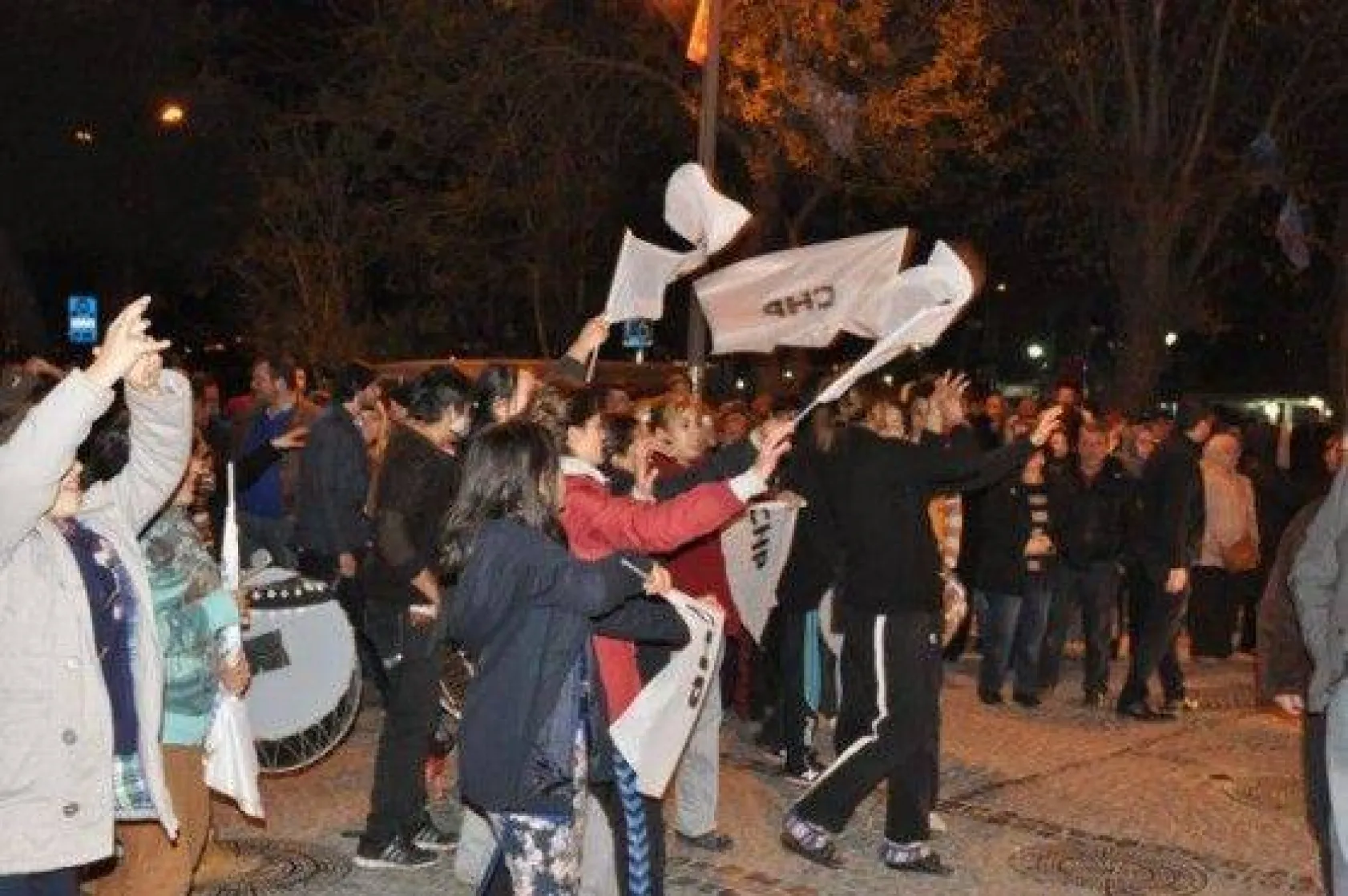 CHP zaferini kutluyor!