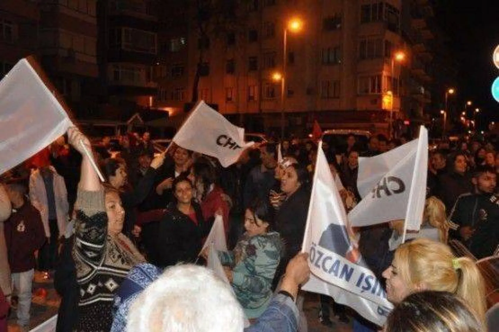 CHP zaferini kutluyor!