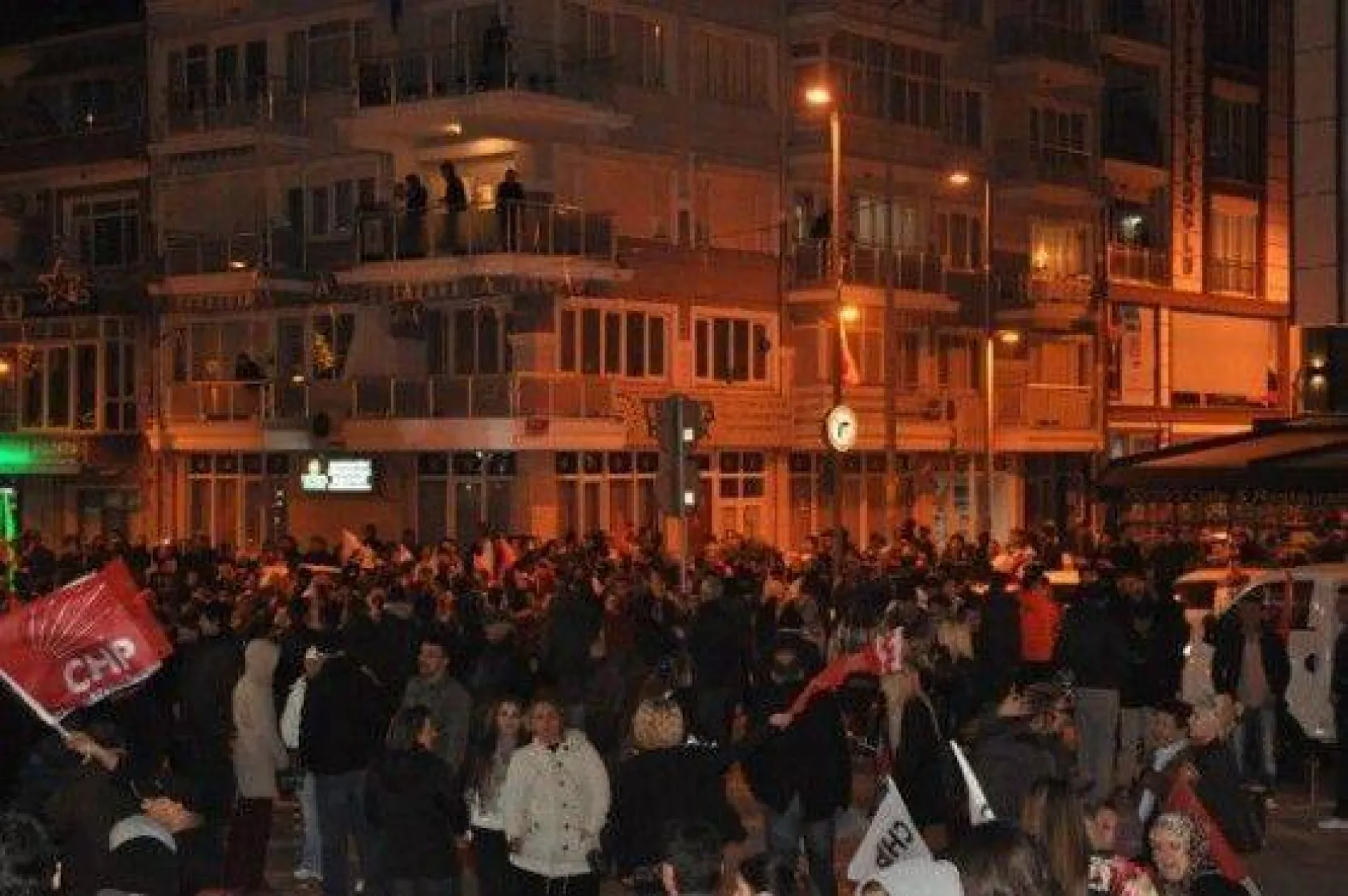 CHP zaferini kutluyor!