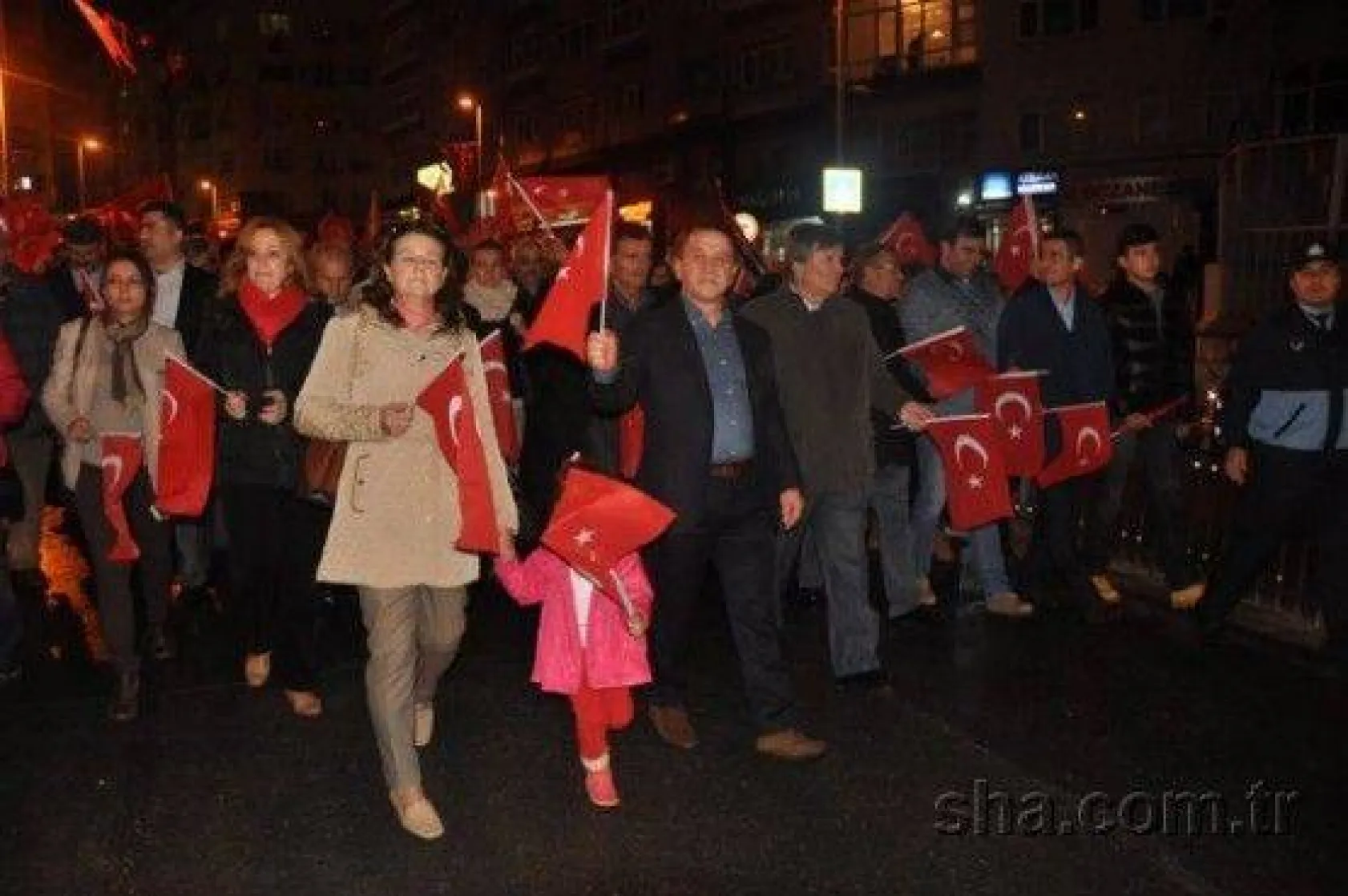 Binlerce kişi Cumhuriyet için yürüdü