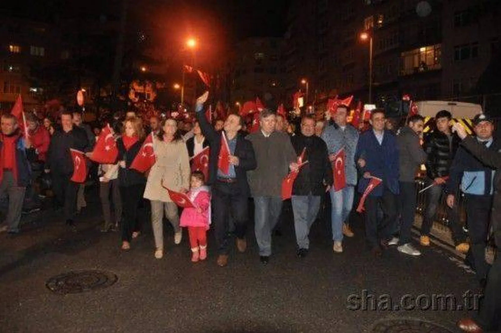 Binlerce kişi Cumhuriyet için yürüdü