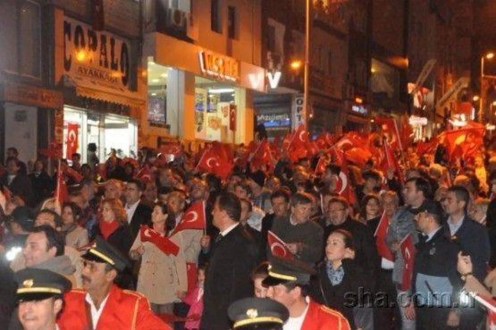 Binlerce kişi Cumhuriyet için yürüdü