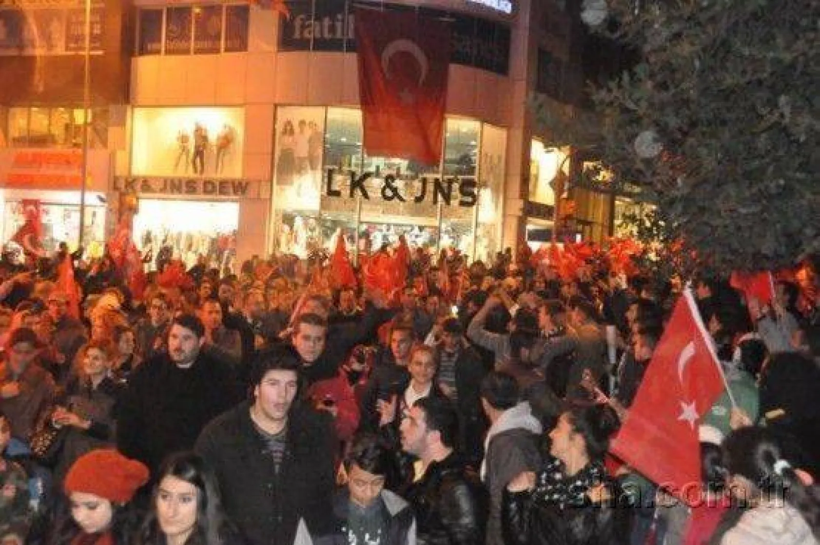 Binlerce kişi Cumhuriyet için yürüdü