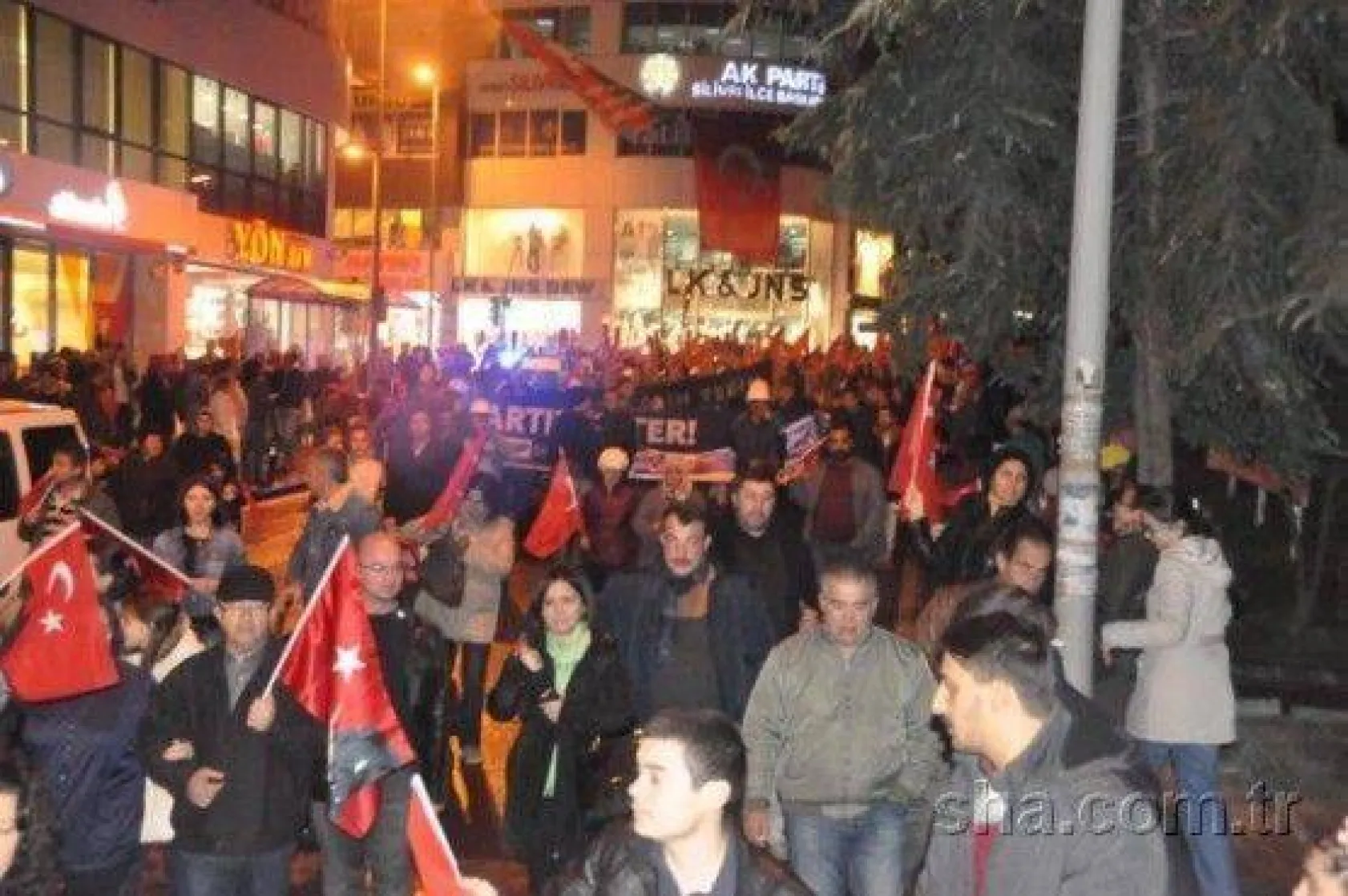 Binlerce kişi Cumhuriyet için yürüdü