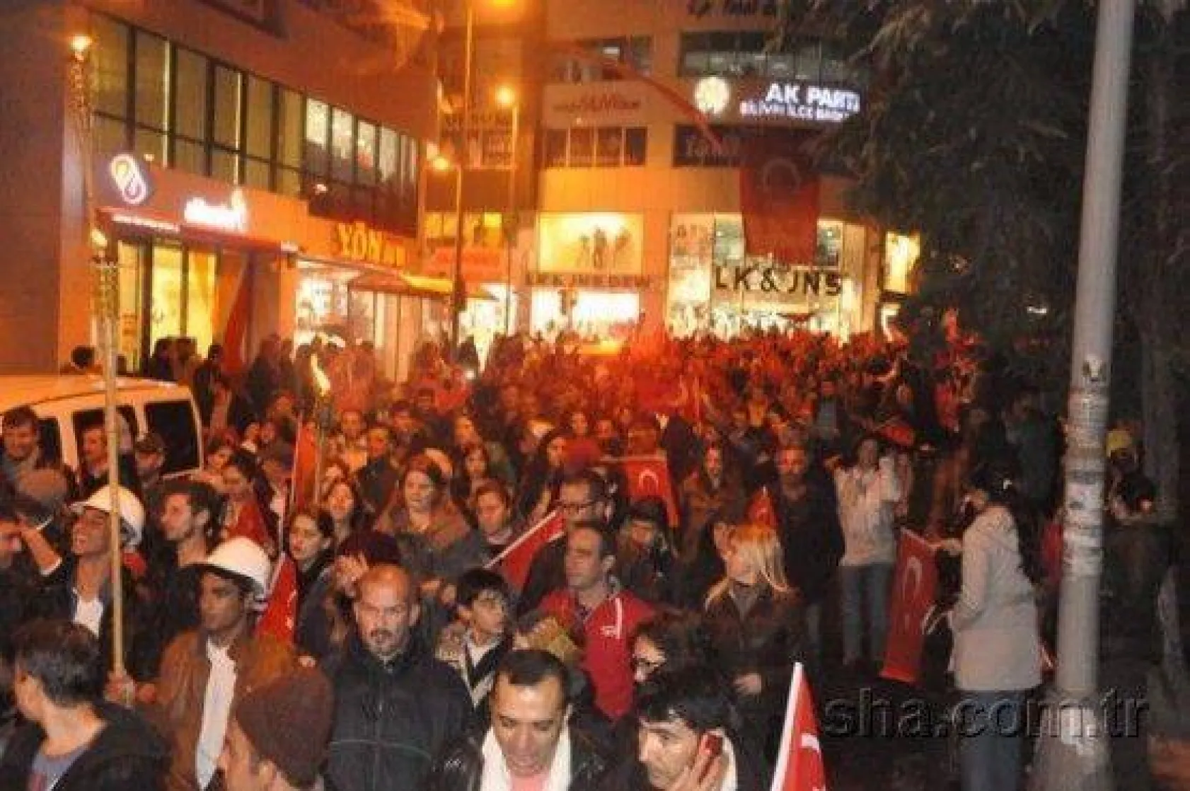 Binlerce kişi Cumhuriyet için yürüdü