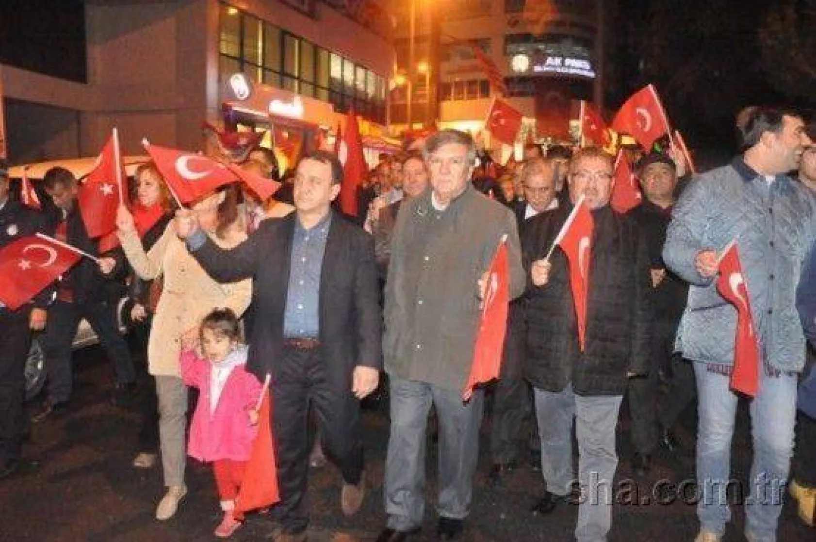 Binlerce kişi Cumhuriyet için yürüdü