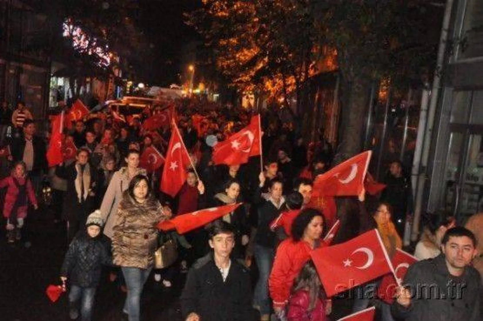 Binlerce kişi Cumhuriyet için yürüdü