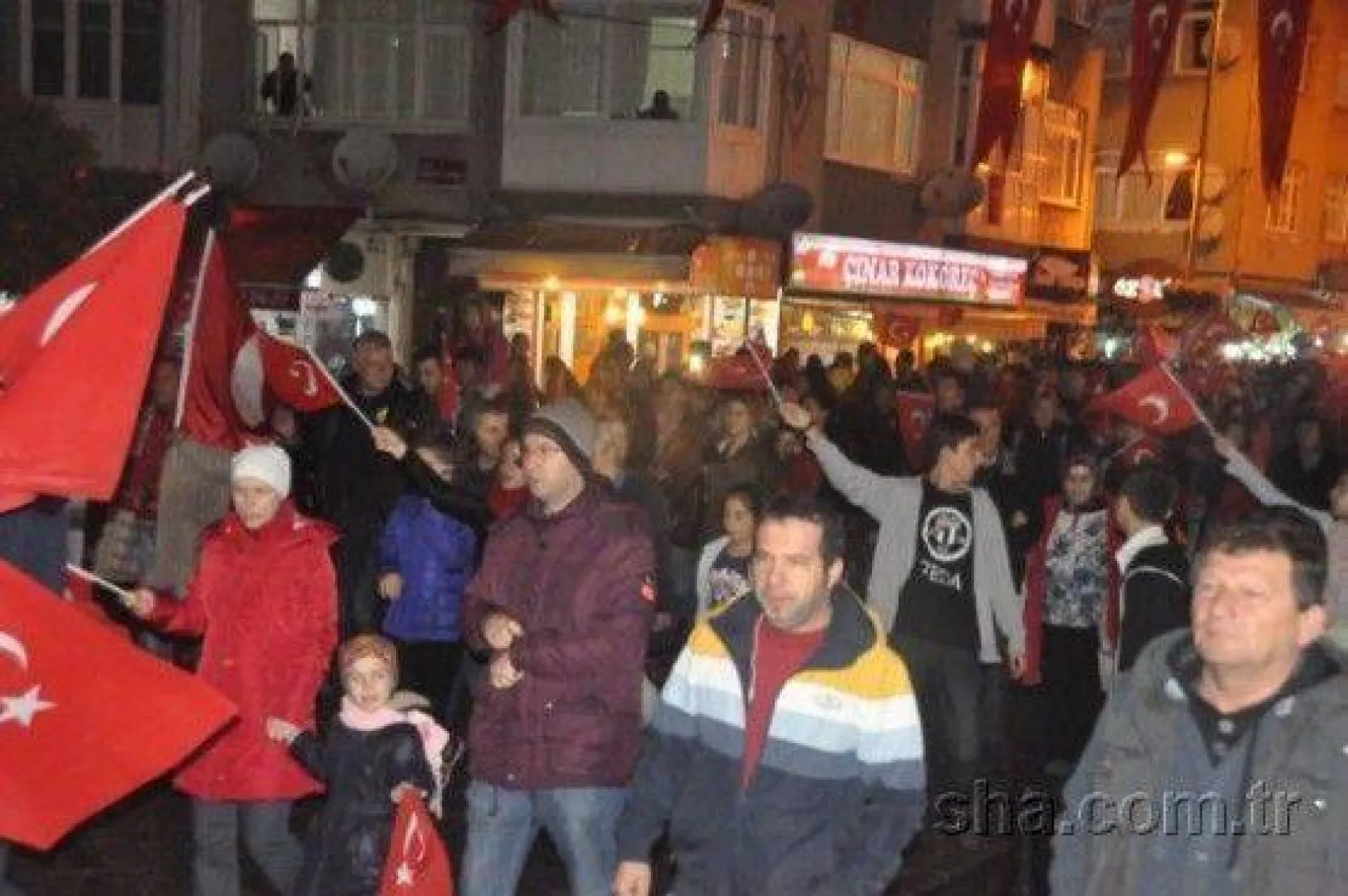 Binlerce kişi Cumhuriyet için yürüdü